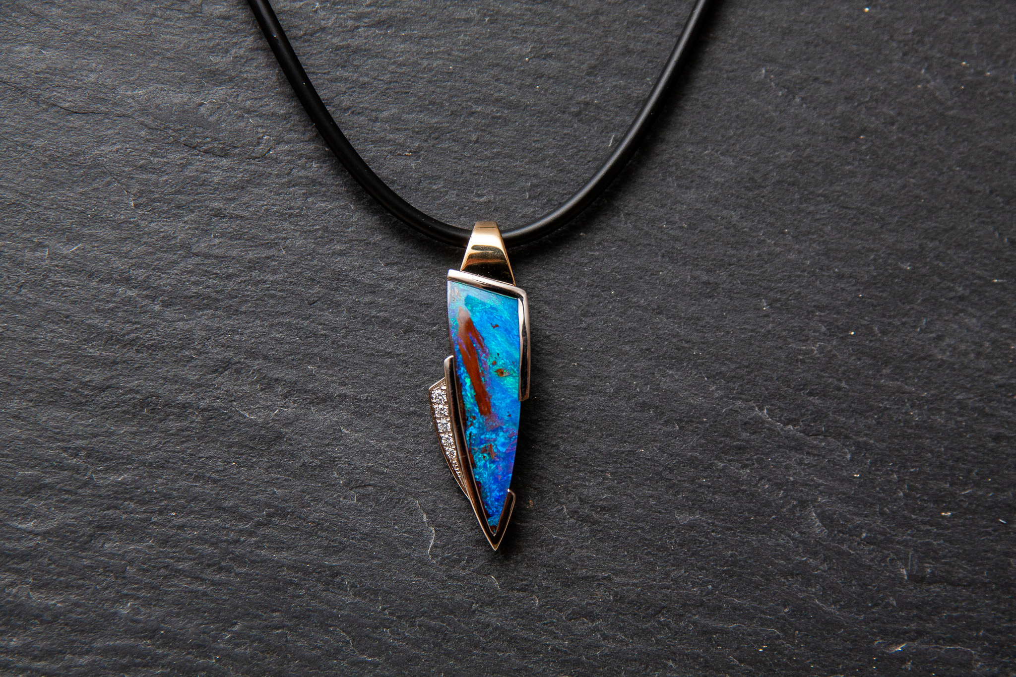 Anhänger in Weiss.-Gelbgold 750 mit Boulderopal und Diamanten im Brillantschliff