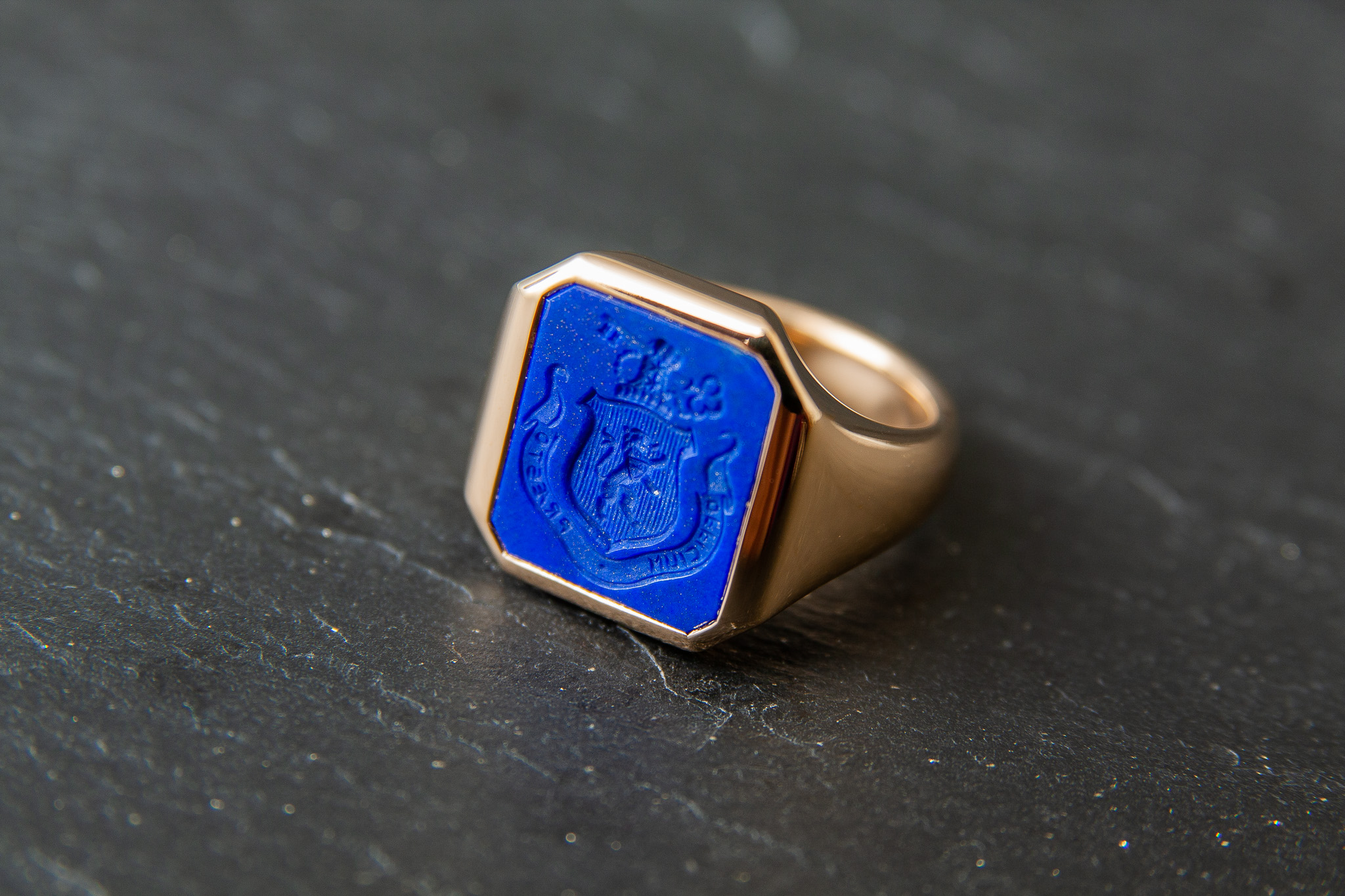 Wappenring in Gelbgold 750 mit Lapislazuli und handgearbeiteter Siegelgravur