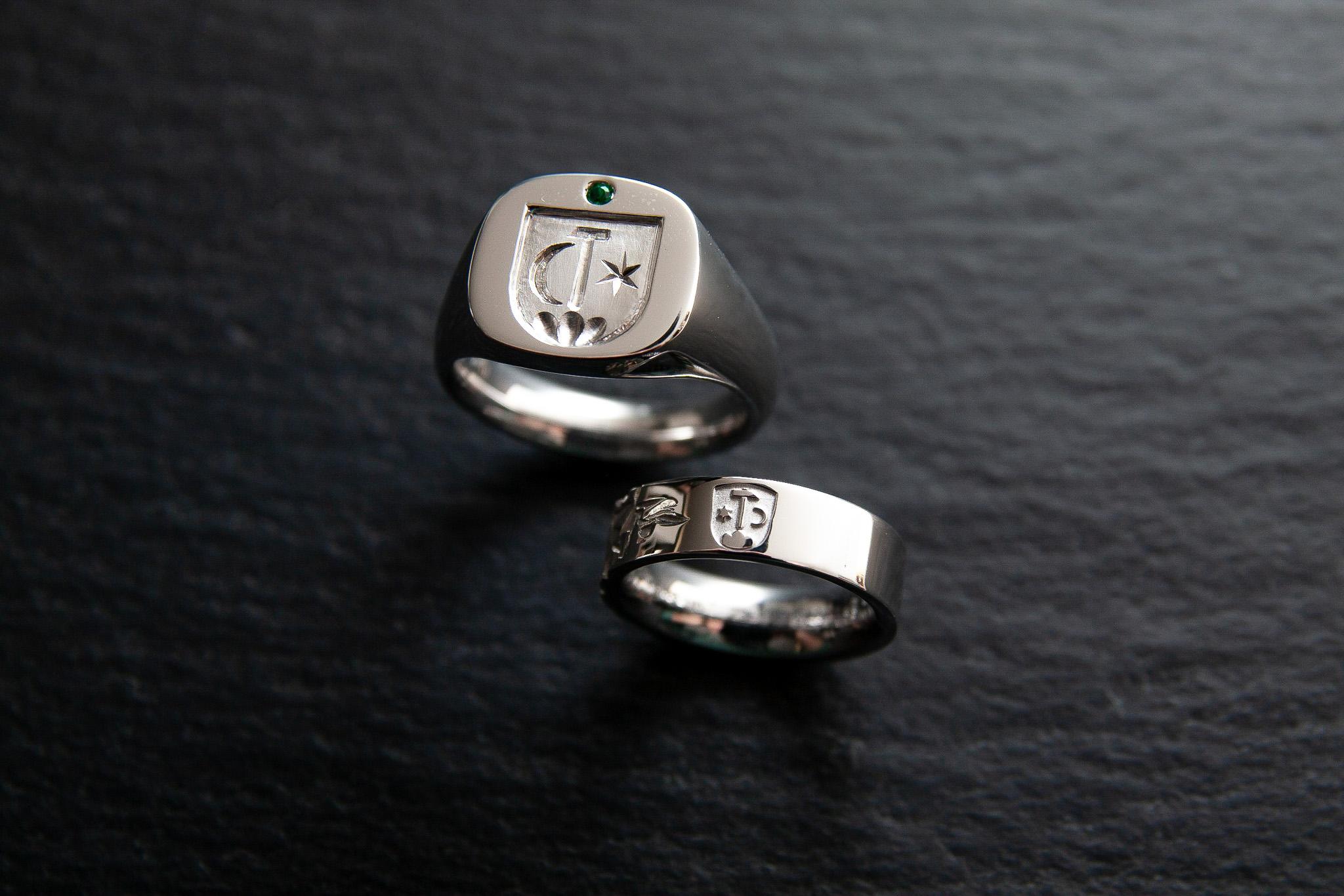 Trauringe in Weissgold 750 mit Familienwappen Handgestochene Siegelgravur