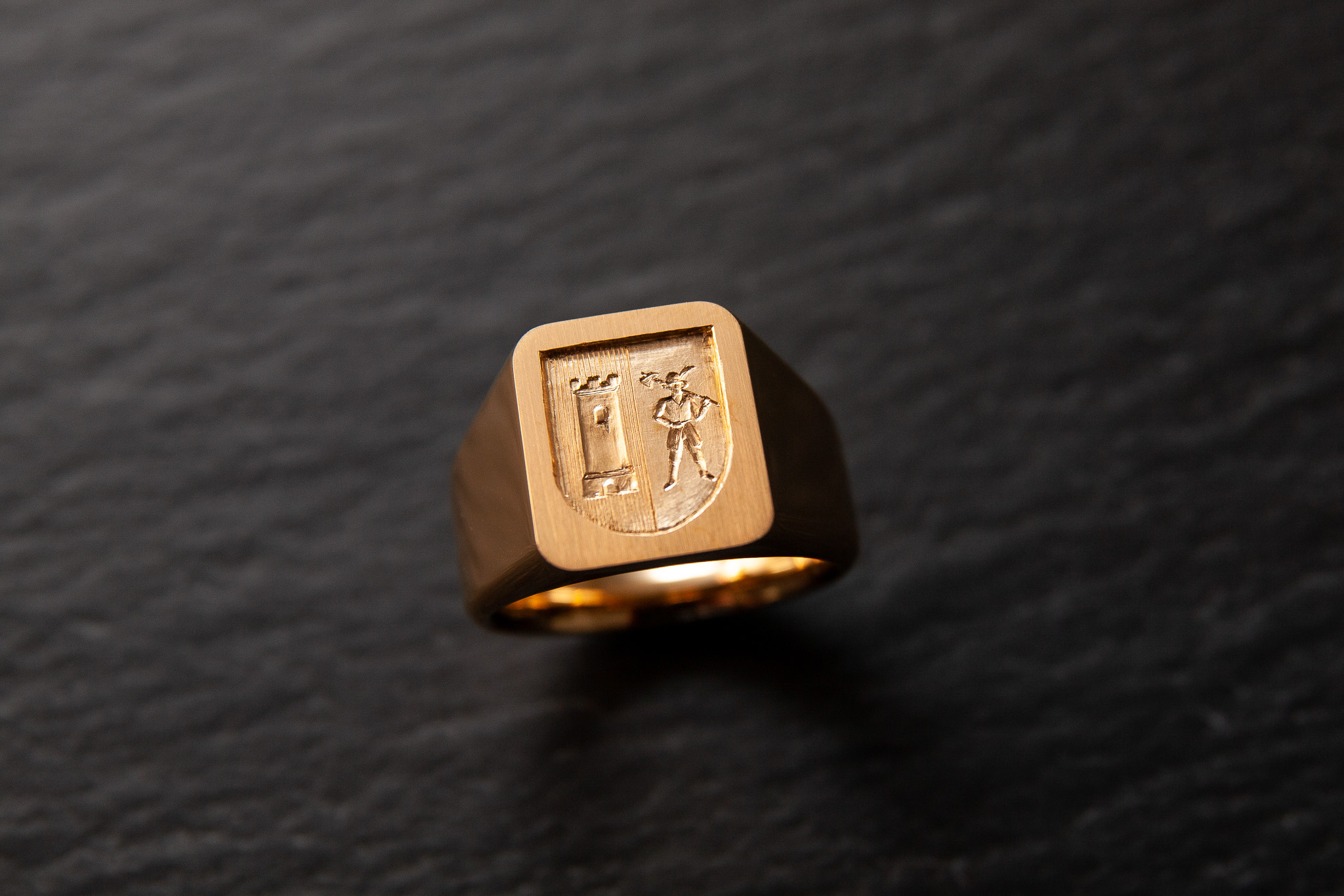 Wappenring in Gelbgold 750 mit Handgestochener Siegelgravur