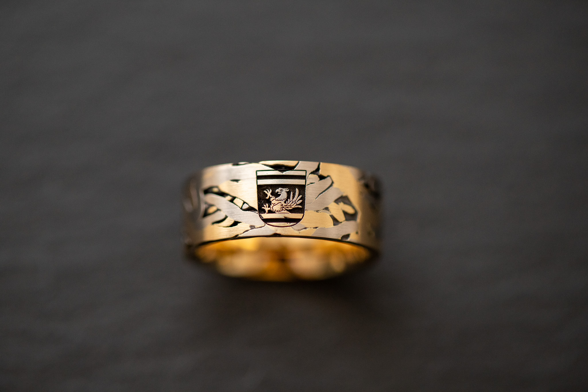 Siegelring in Gelb.-Weissgold 750 "Vogelnest" mit Laser Reliefgravur