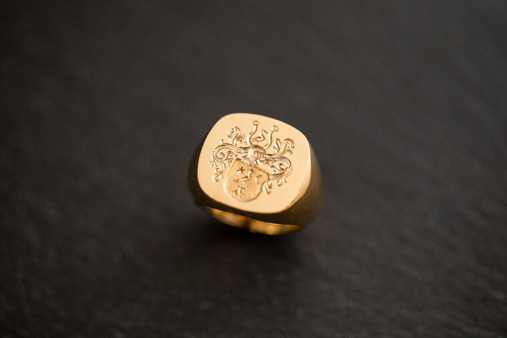 Wappenring in Gelbgold 750 mit Handgestochener Siegelgravur