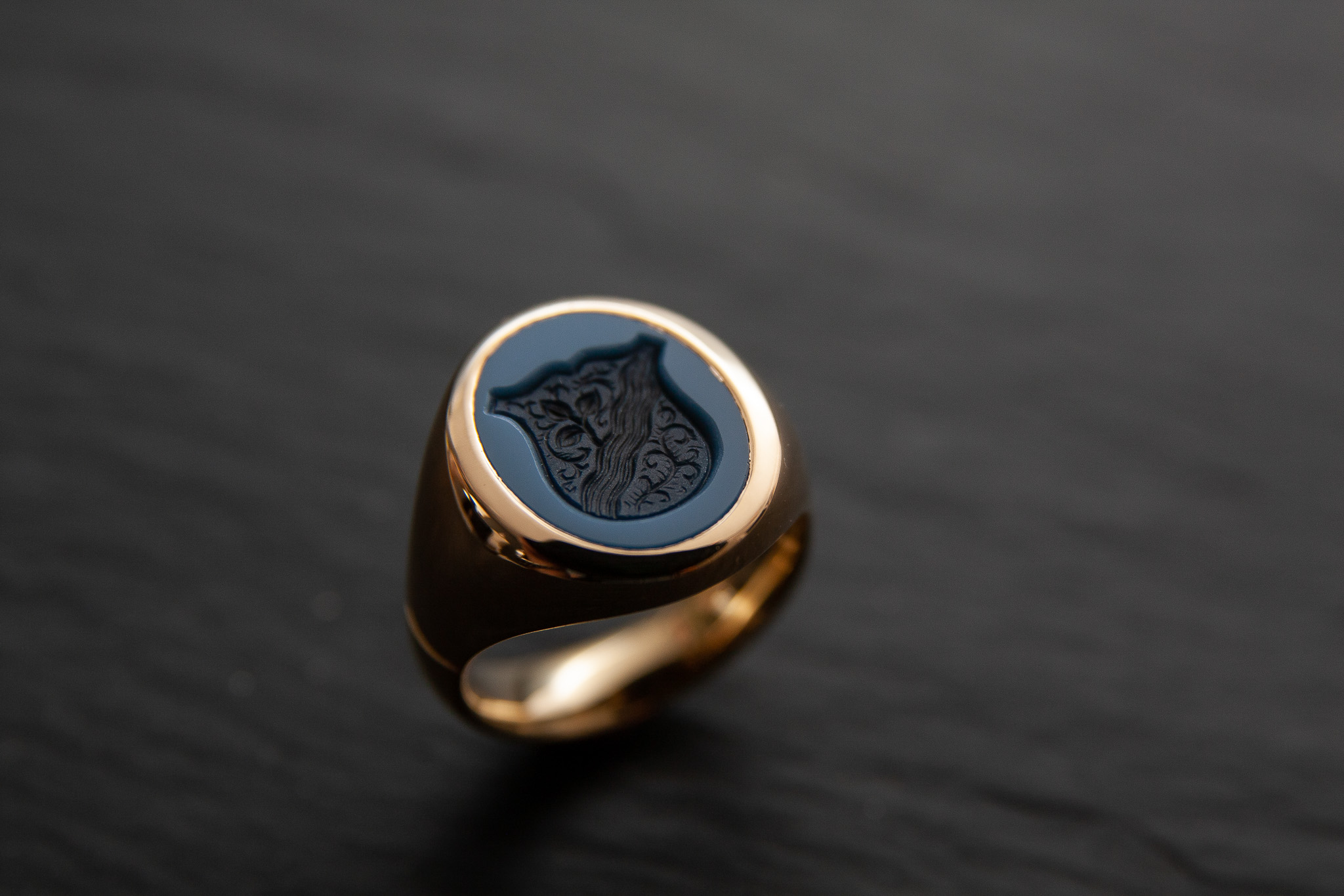 Wappenring in Gelbgold 750 mit Nicolo und Handgearbeiteter Gravur