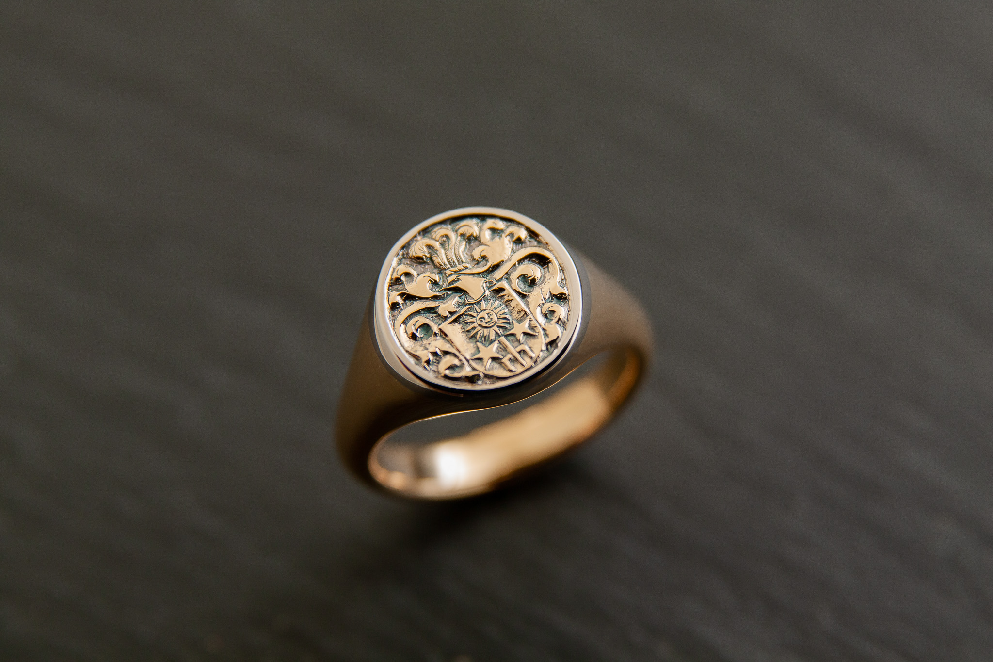 Wappenring in Gelb.-Weissgold 750 mit Handgestochener Reliefgravur