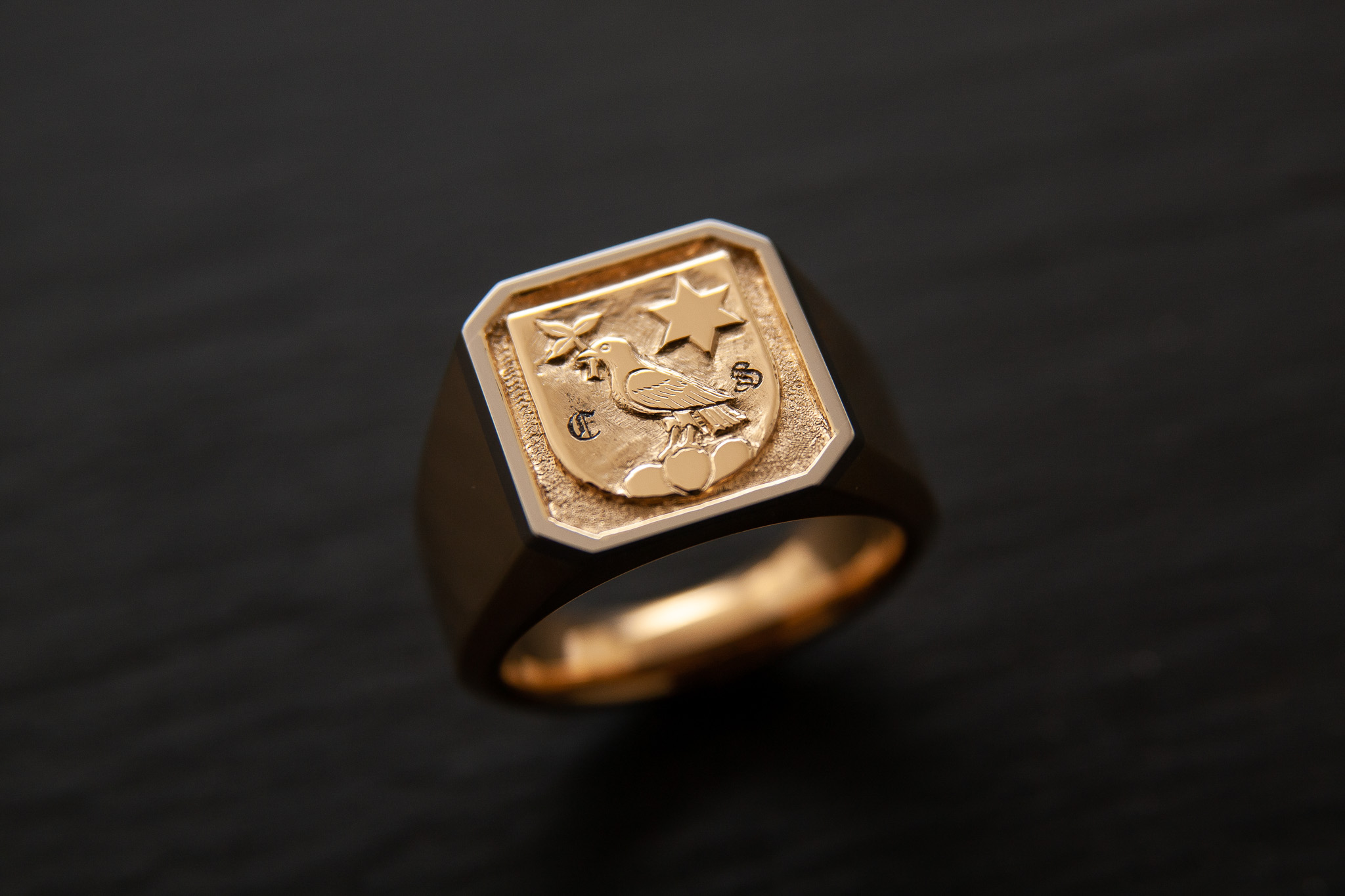 Wappenring in Gelbgold 750 mit Handgestochener Reliefgravur