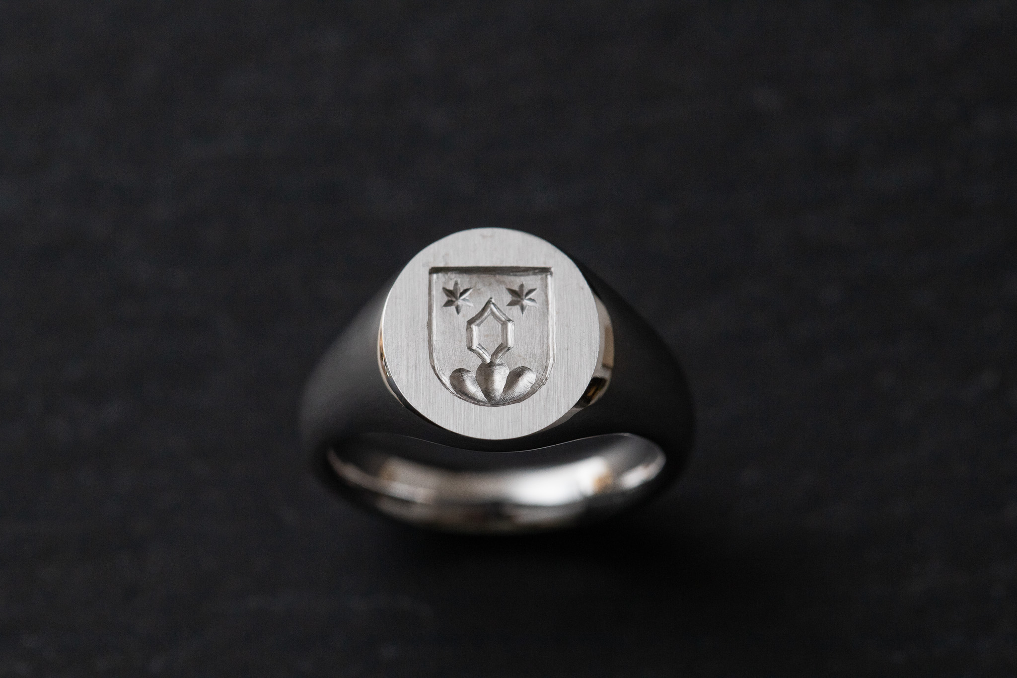 Wappenring in Weissgold 750 mit Handgestochener Siegelgravur