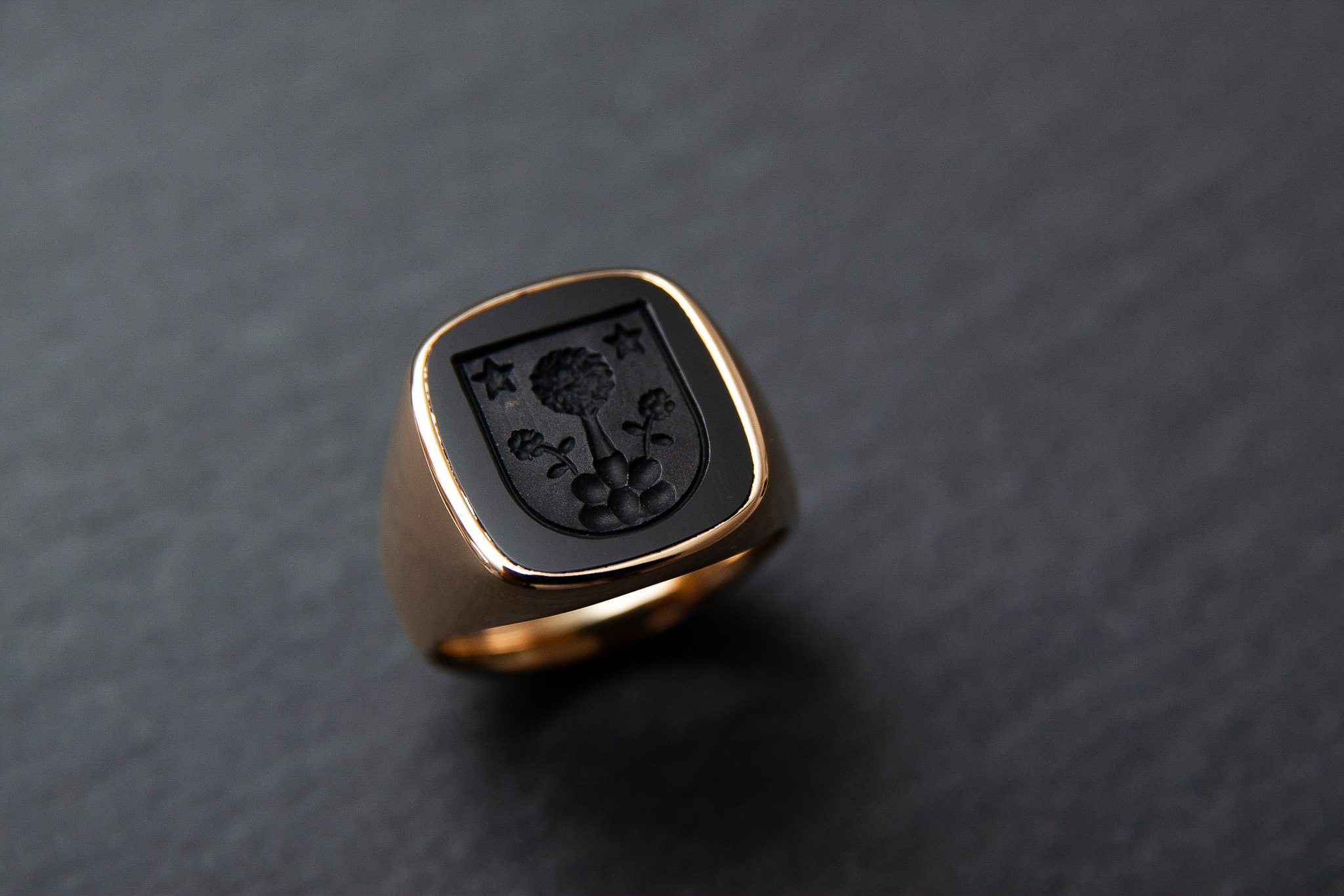 Wappenring in Gelbgold 750 mit Onyx und Handgearbeiteter Gravur