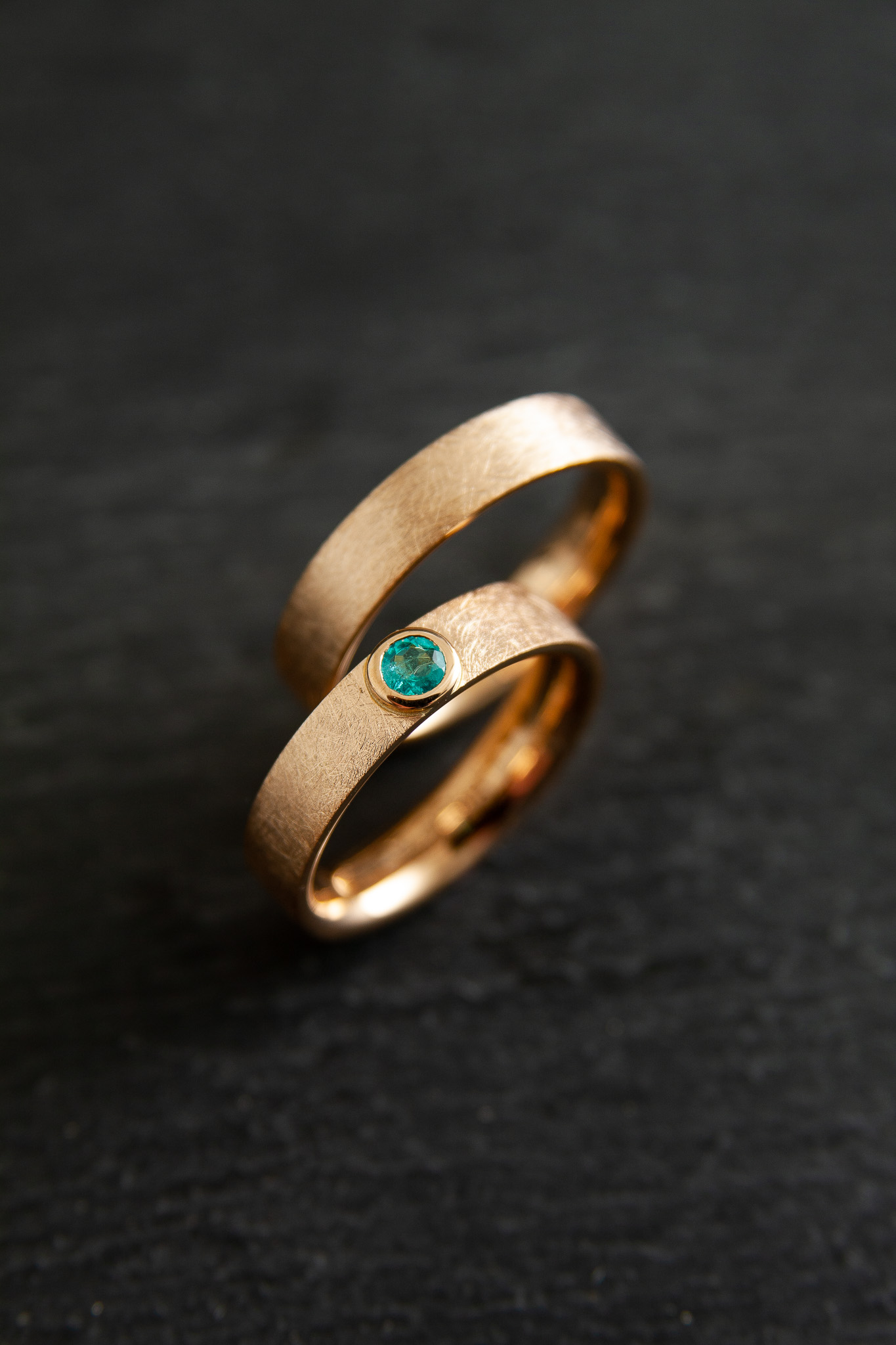 Trauringe in Gelbgold 750 mit Paraiba Turmalin im Brillantschliff