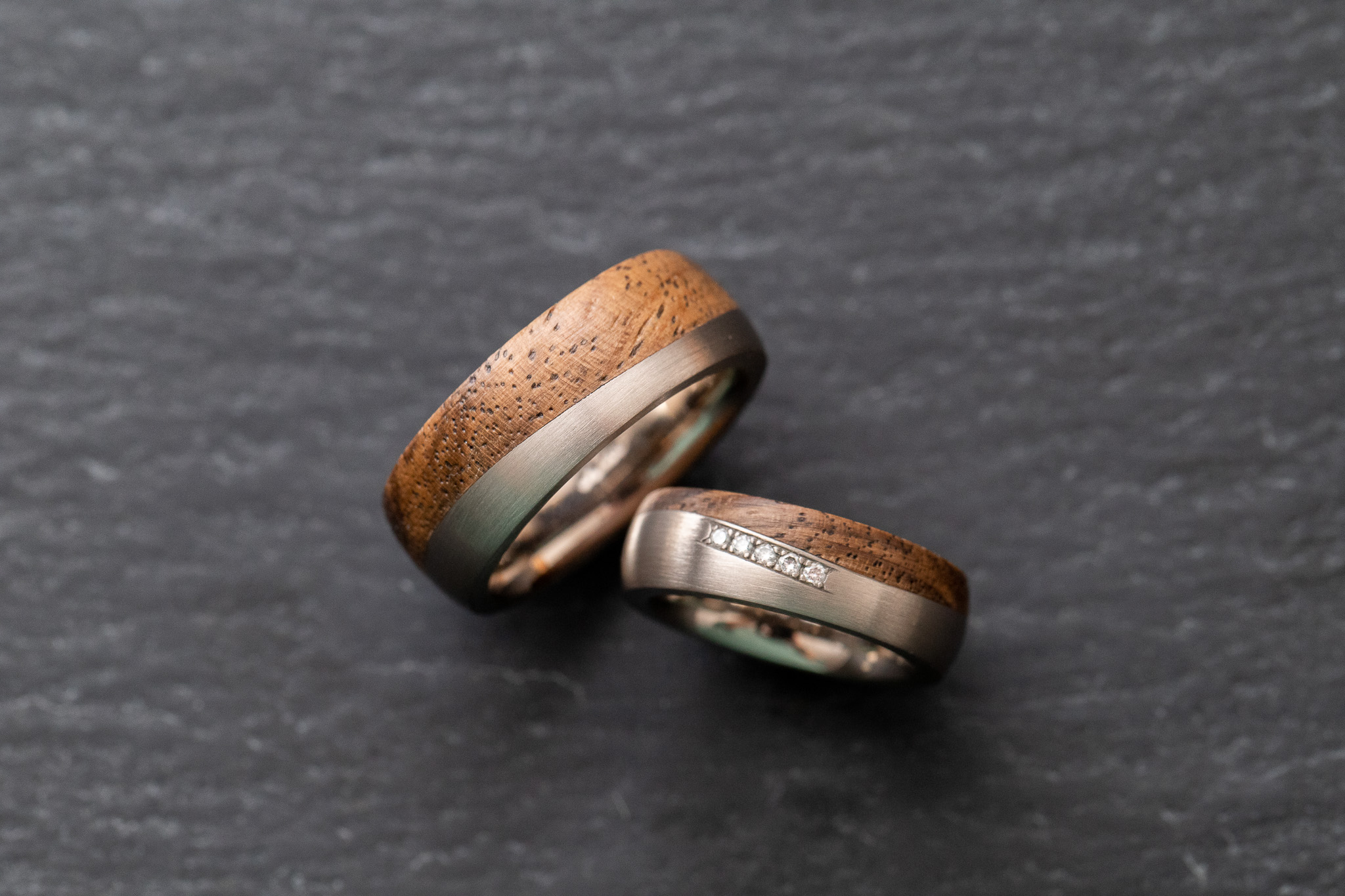 Trauringe in Weissgold 750 mit Holz und Diamanten im Brillantschliff