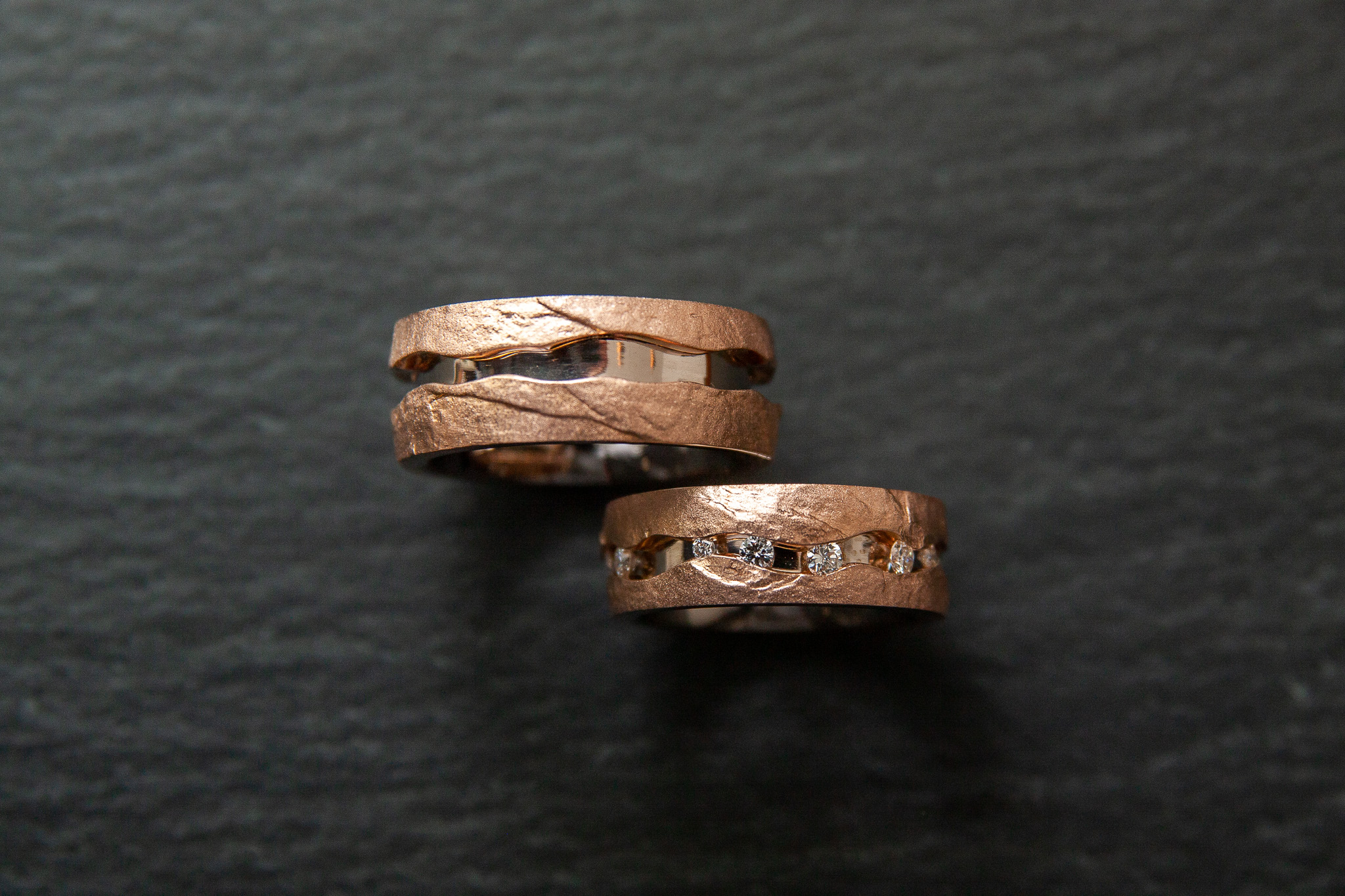 Trauringe "Schiefer" in Rot.-Weissgold 750 mit Diamanten Brillantschliff