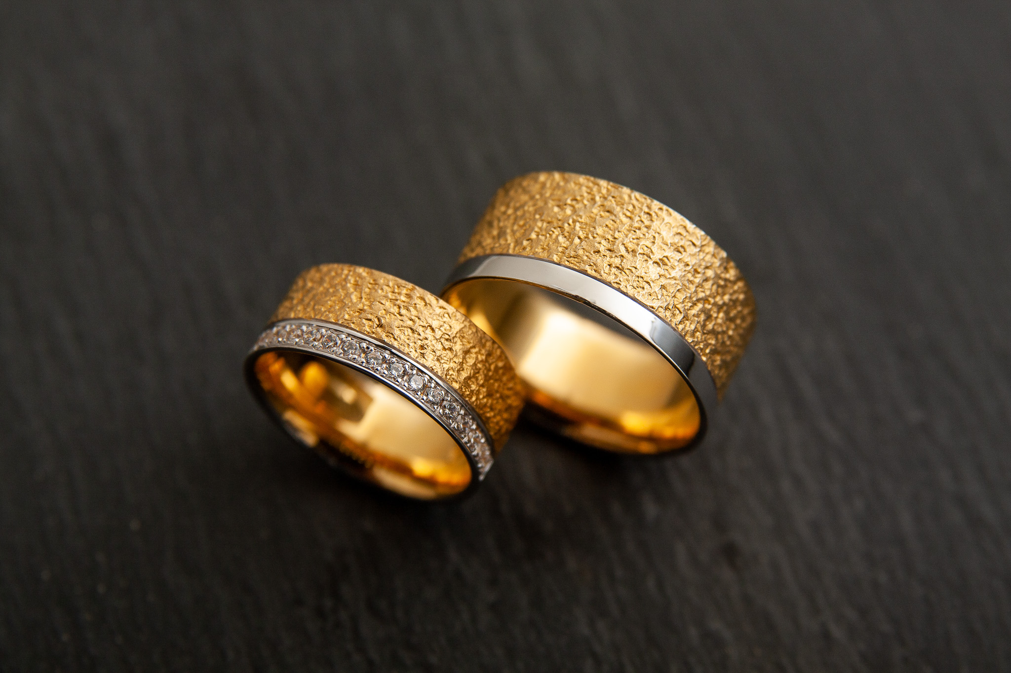 Trauringe Strukturiert in Gelb.-Weissgold 750 mit Diamangen im Brillantschliff