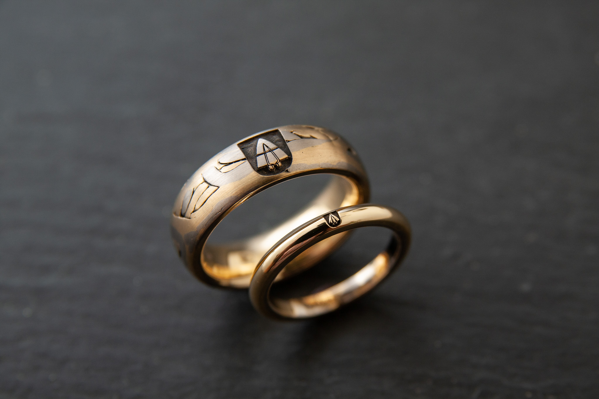 Trauringe "Vogelnest" in Gelb.-Weissgold 750 mit Familienwappen in Lasergravur