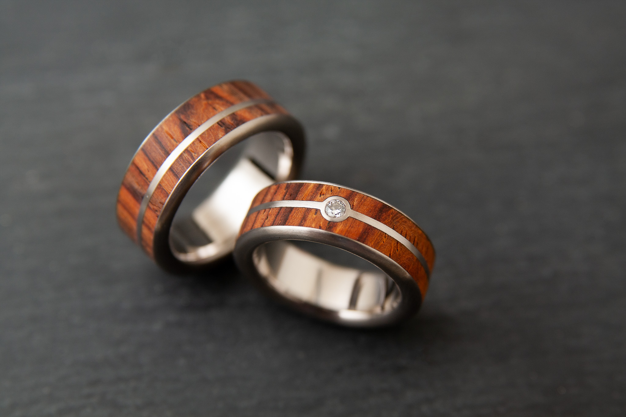 Trauringe in Weissgold 750 mit Diamanten im Brillantschliff und Holz