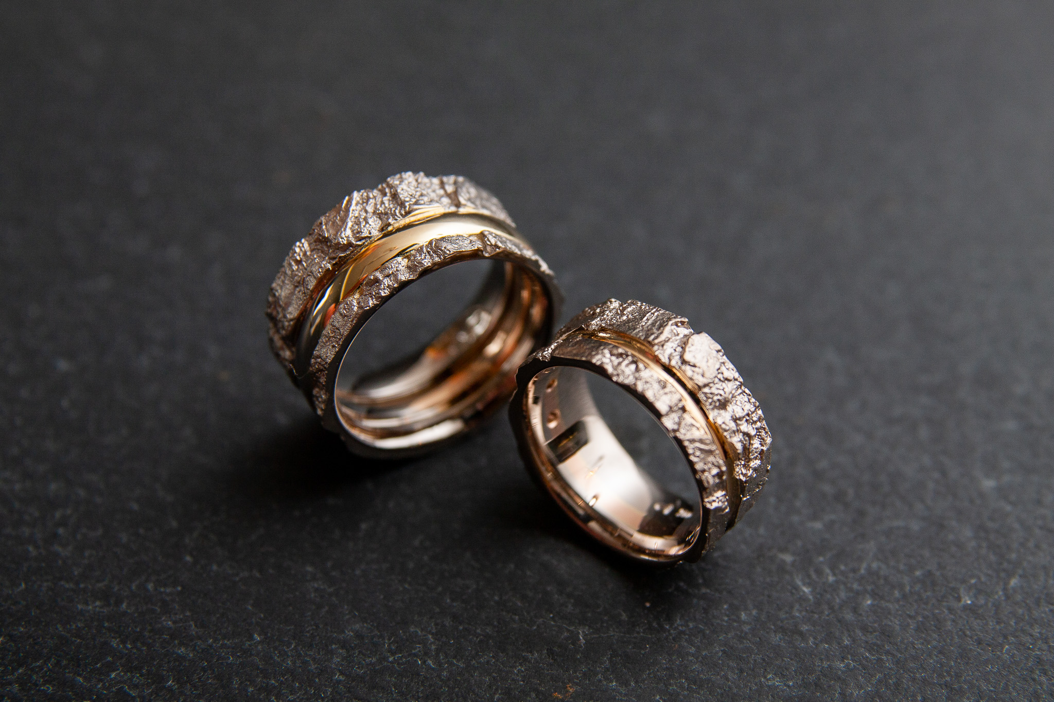 Trauringe "Rinde" in Weiss.-Gelbgold 750