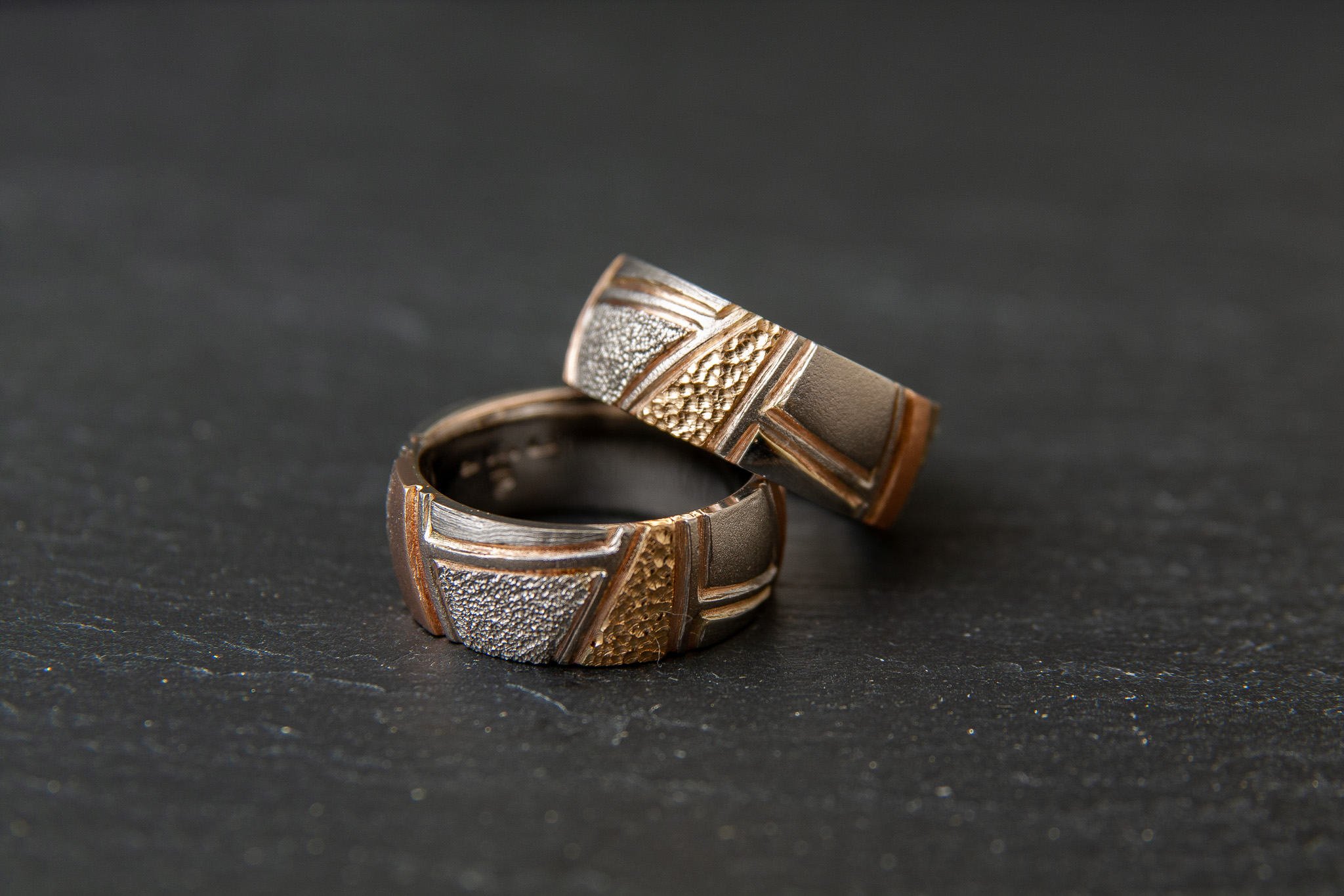 Trauringe Strukturiert in Weiss.-Gelbgold 750