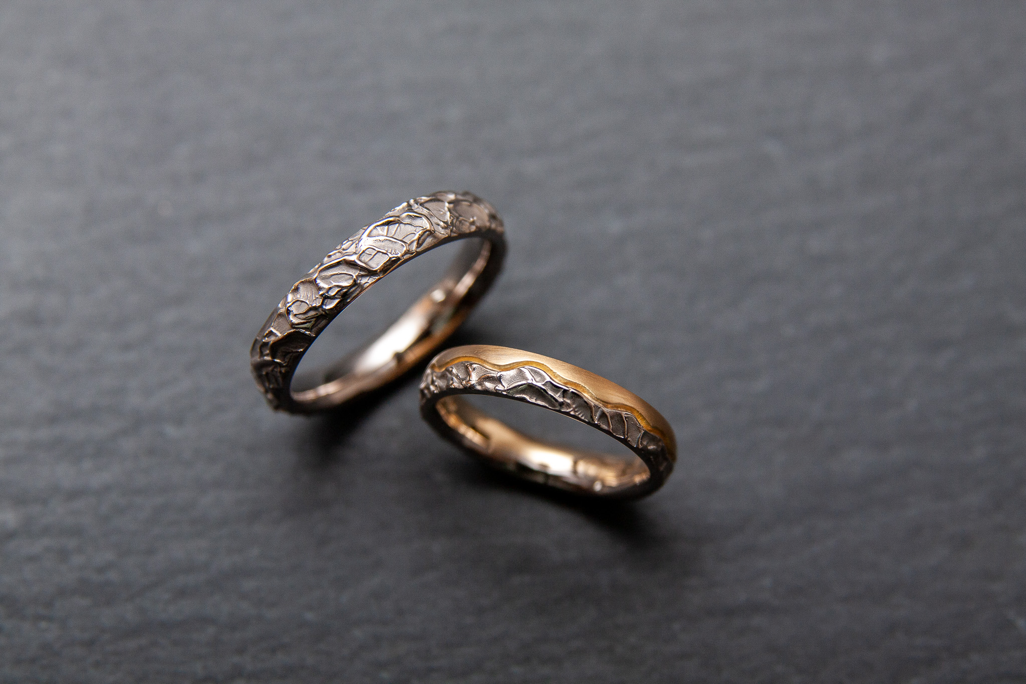 Trauringe Wachsstruktur in Weiss.-Gelbgold 750