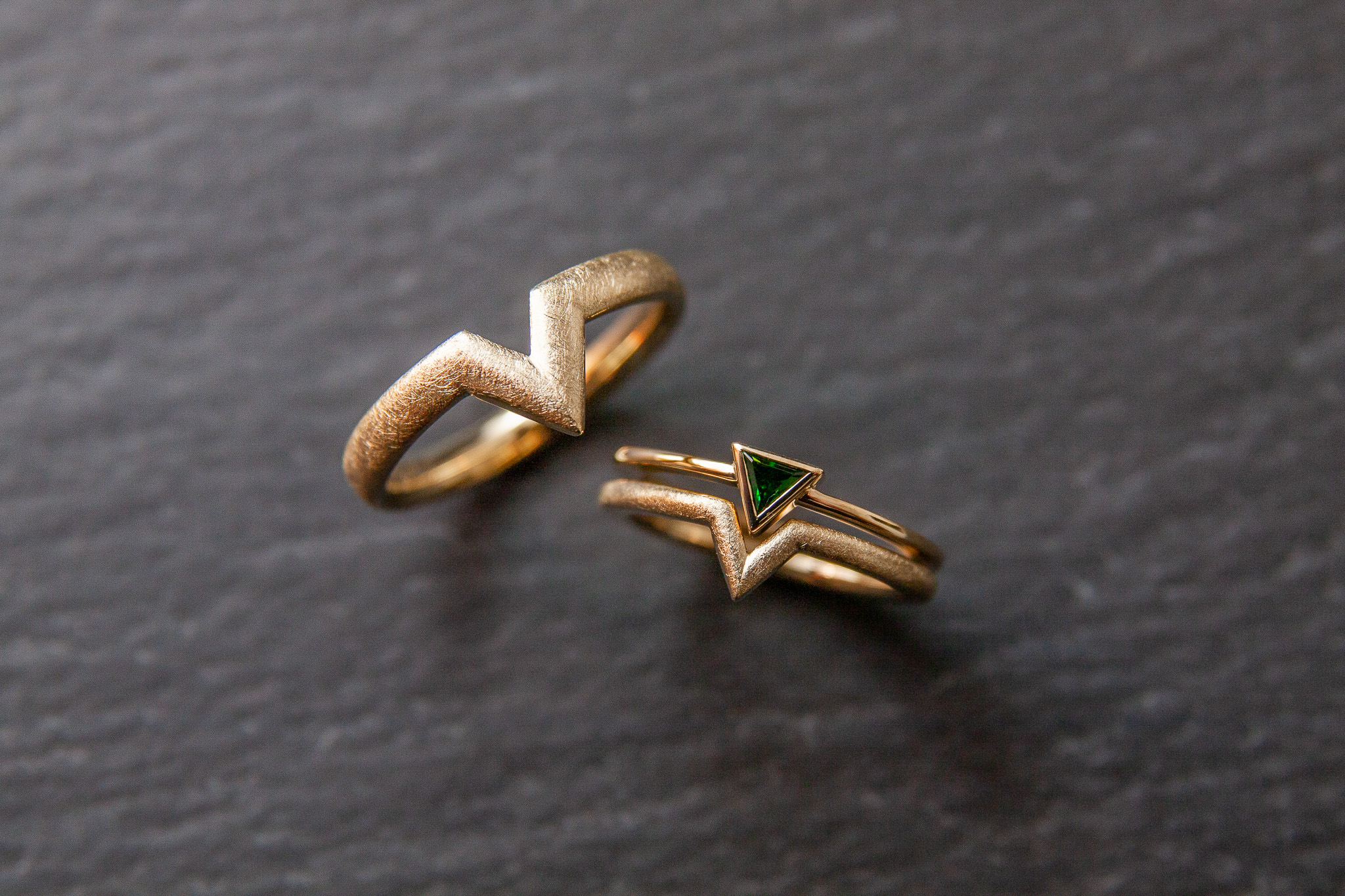 Trauringe in Gelbgold 750 mit Tsavorit Triangel