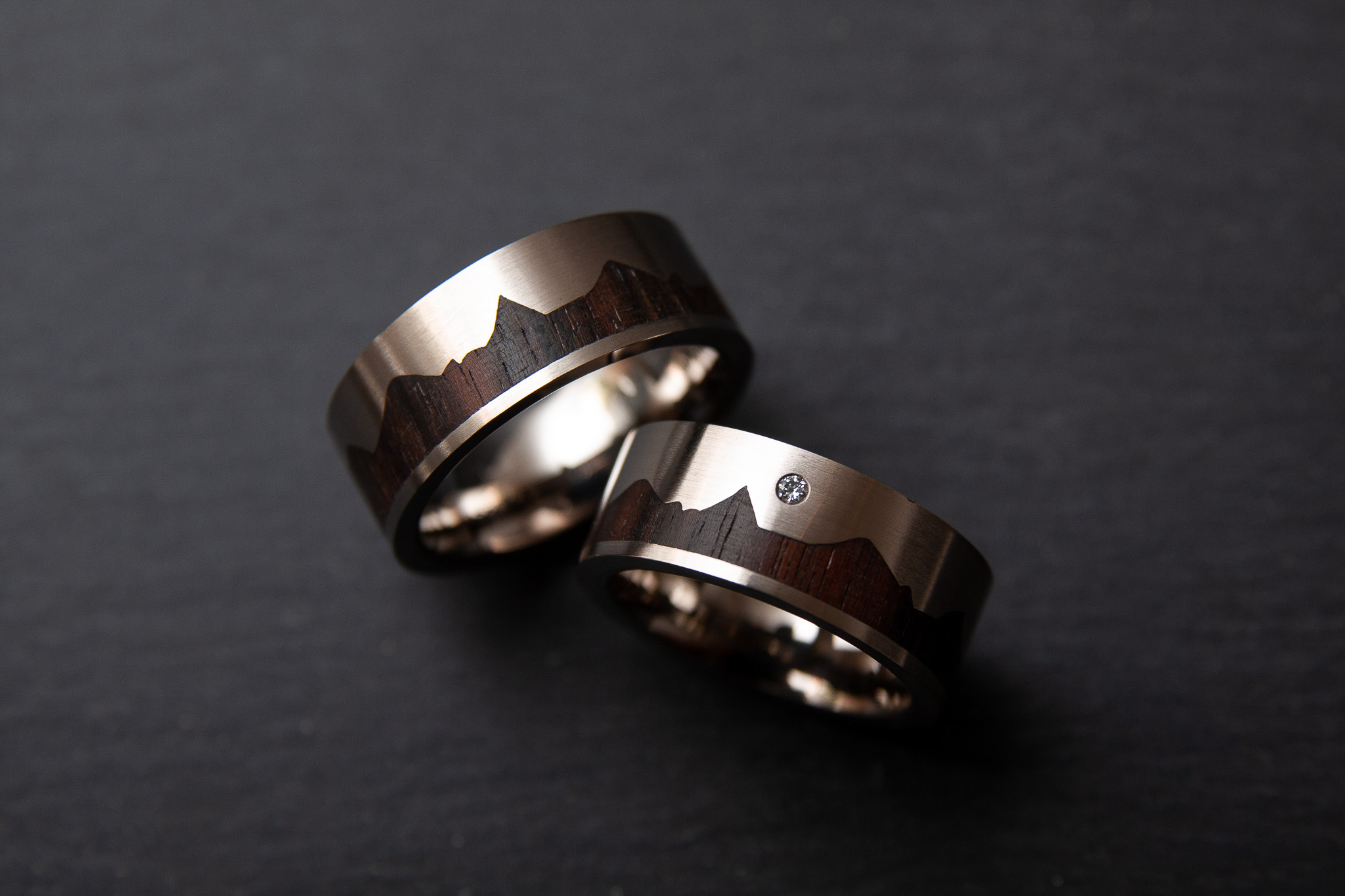 Trauringe "Bergkette" in Weissgold 750 mit Holz und Diamanten im Brillantschliff