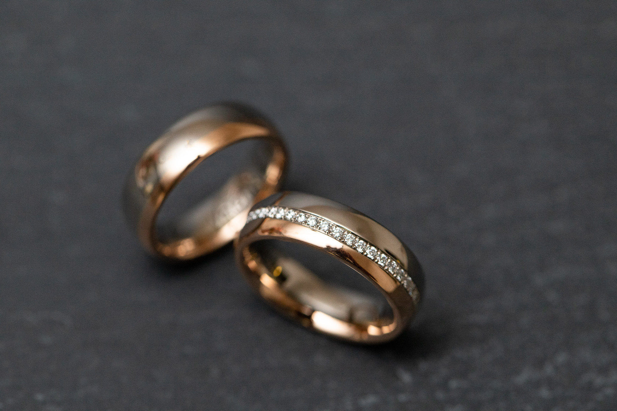 Trauringe in Weiss.-Rotgold 750 mit Diamanten im Brillantschliff