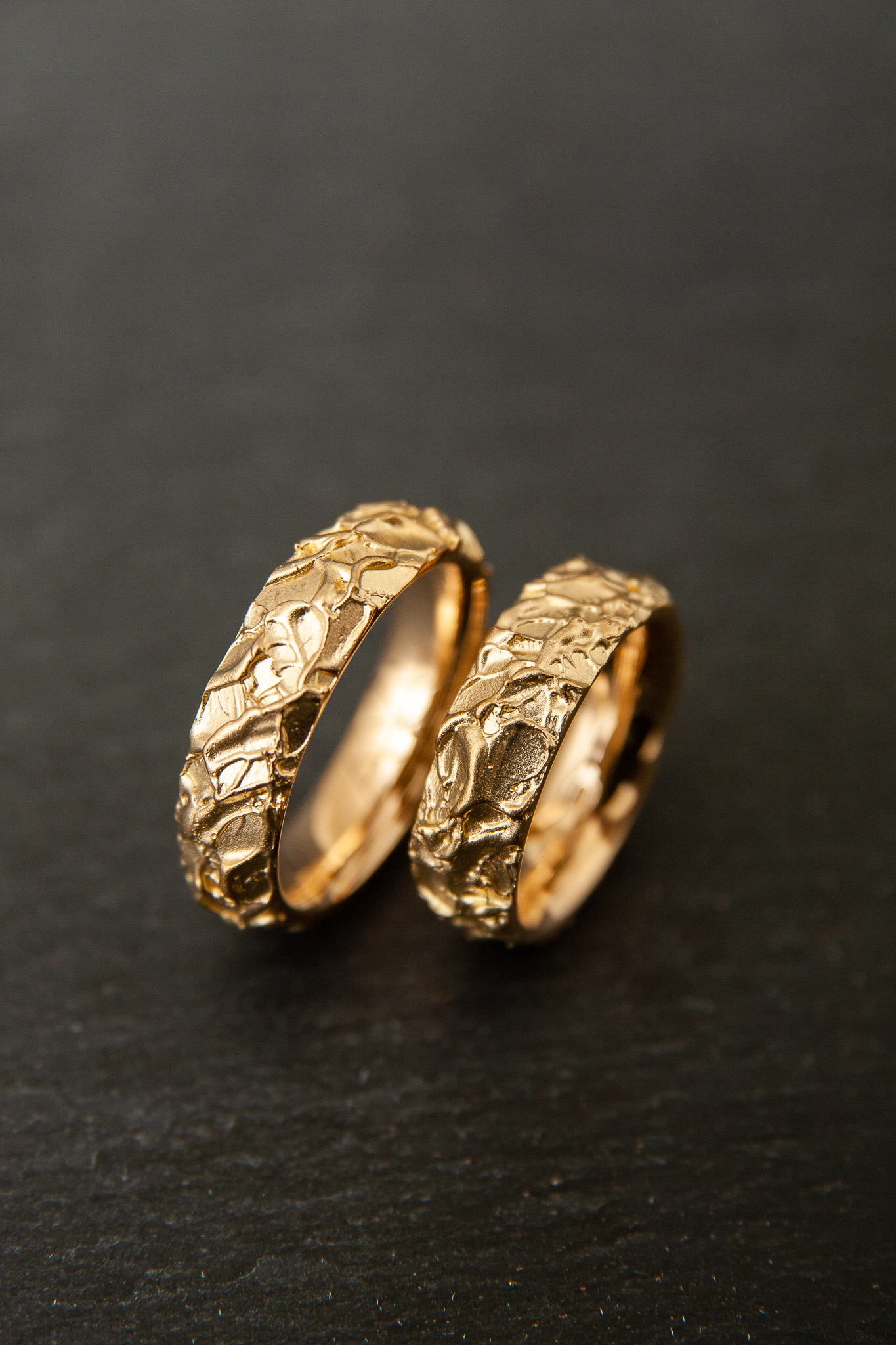 Trauringe Wachsstruktur in Gelbgold 750