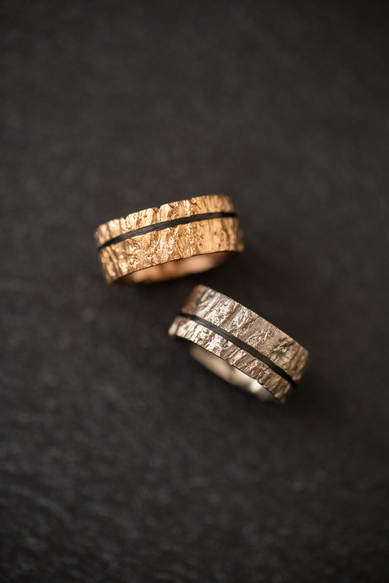 Trauringe Muskatnuss in Gelb.-Weissgold 750 mit Carbon