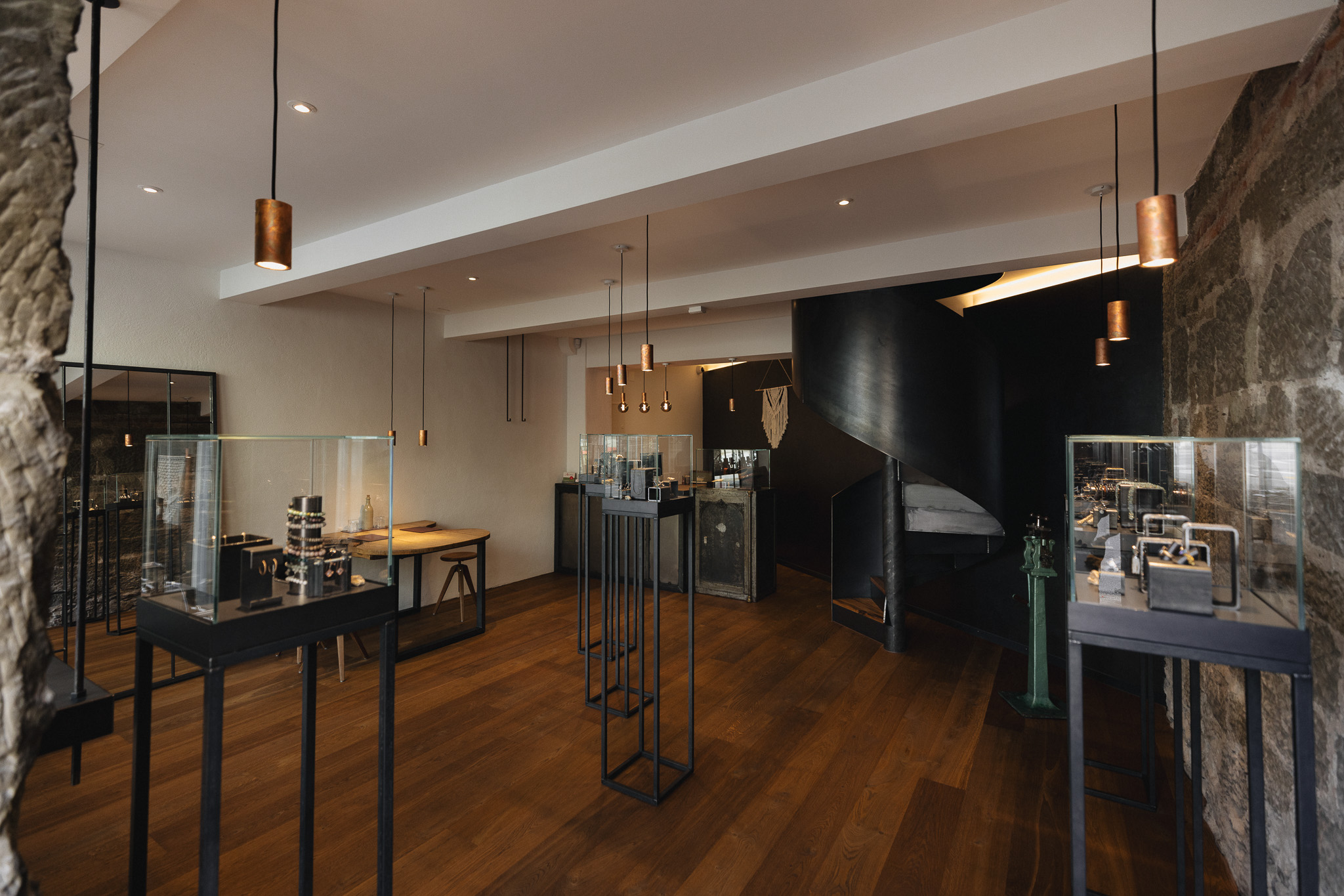 Laden, Wendeltreppe, Lampen, Spiegel und Vitrinen