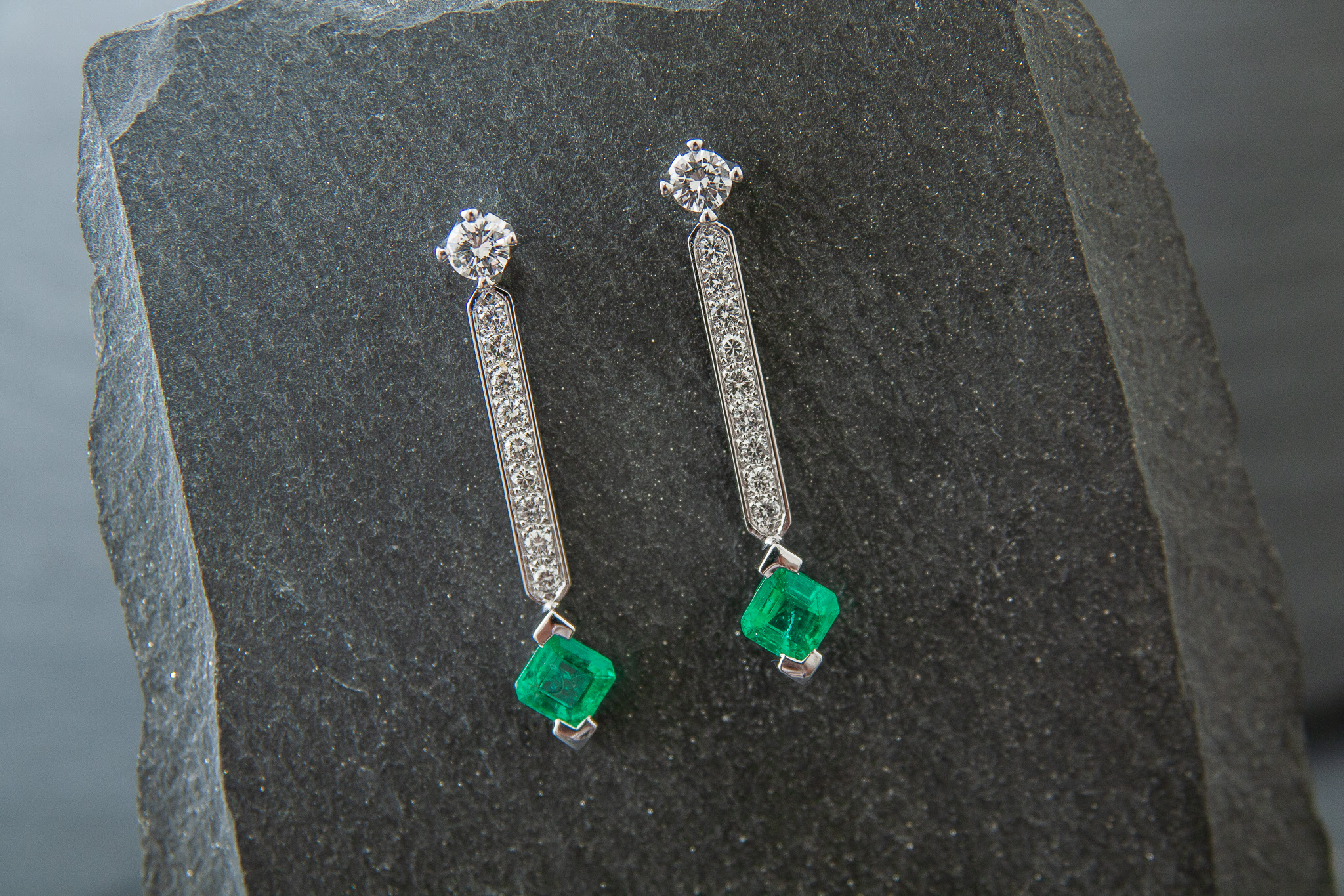Ohrhänger in Weissgold 750 mit Brillanten und Smragden