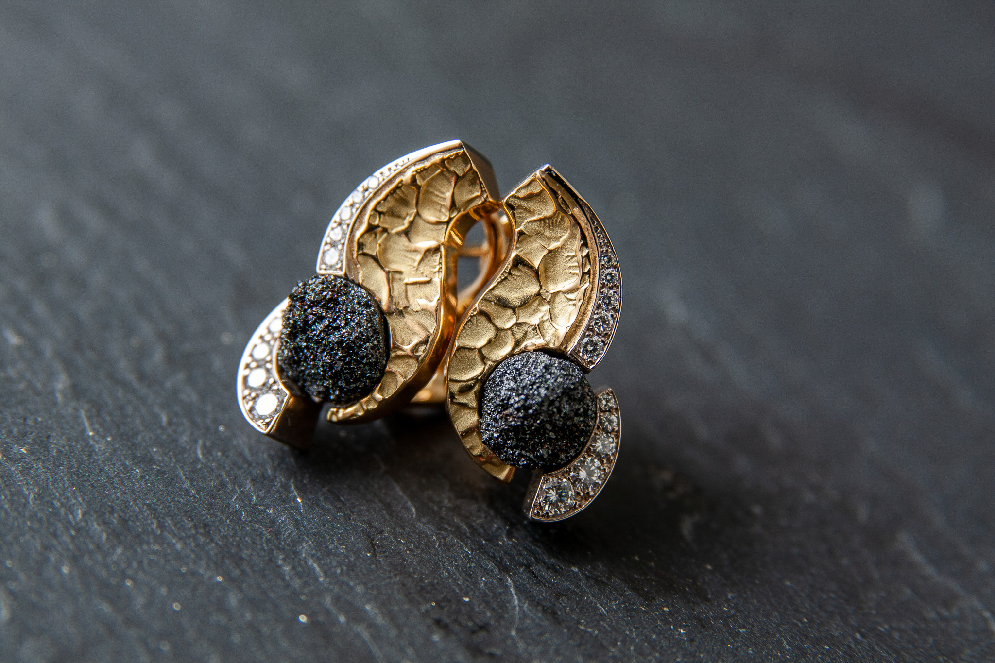 Ohrclip in Gelb.-Weissgold 750 mit Diamanten im Brillantschliff und Platinerz