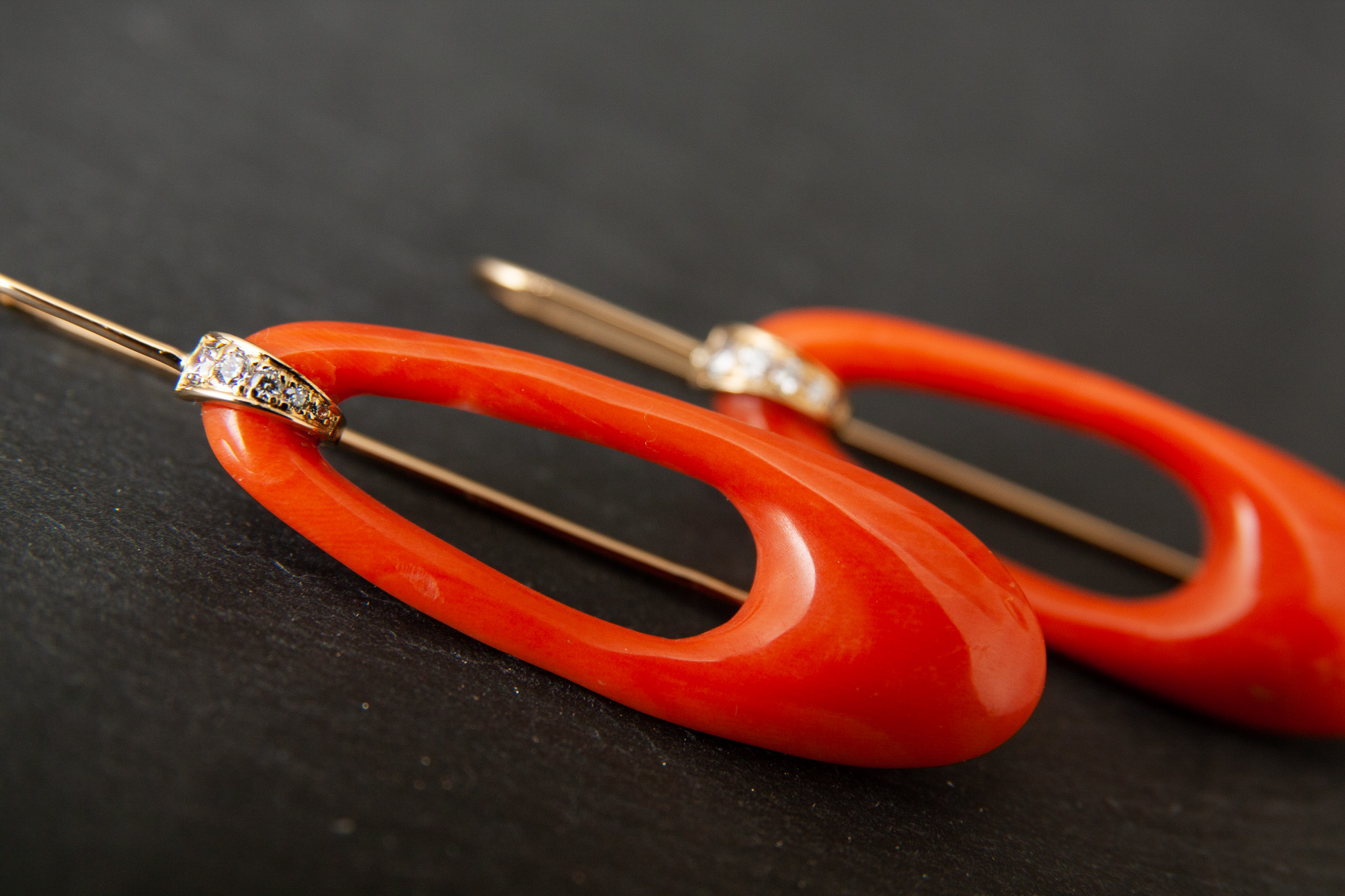 Ohrhänger in Gelbgold 750 mit Koralle und Diamanten im Brillantschliff