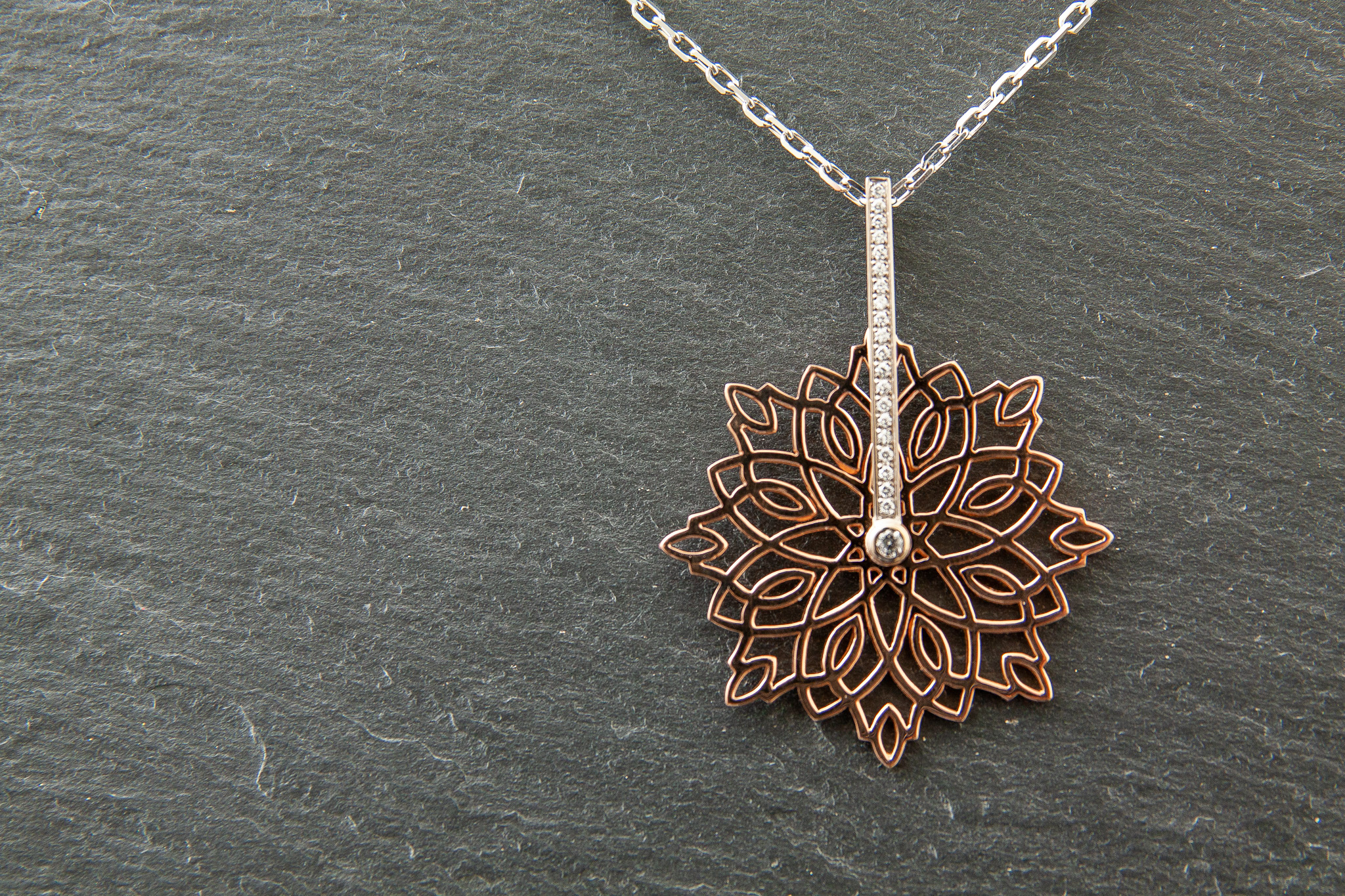 Anhänger in Rot.-Weissgold 750 mit Diamanten im Brillantschliff