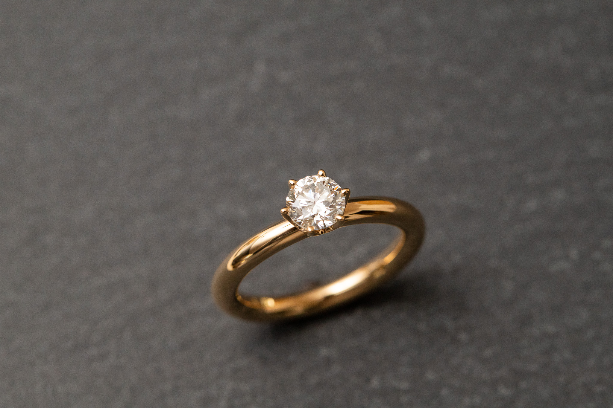 Verlobungsring in Gelbgold 750 mit Diamanten im Brillantschliff