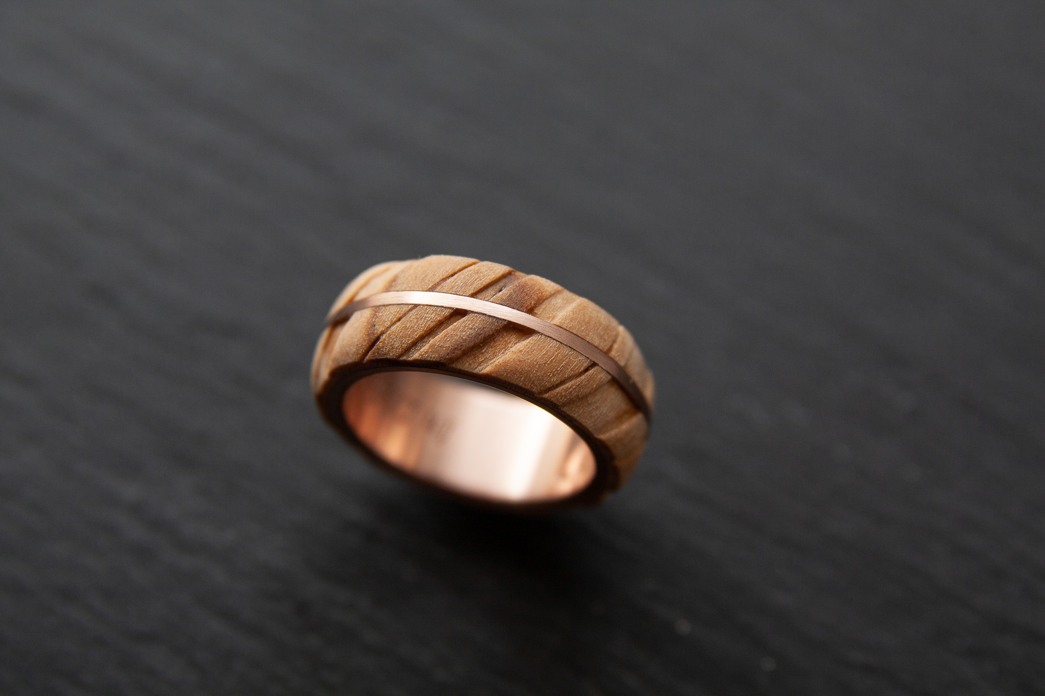 Verlobungsring in Rotgold 750 mit Holz 