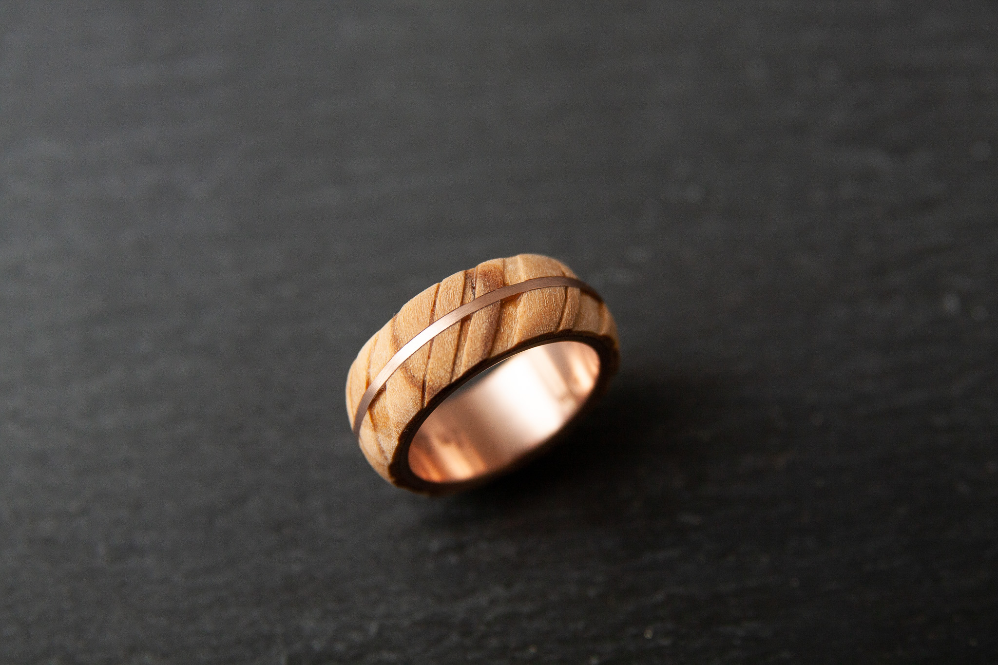 Verlobungsring in Rotgold 750 und Holz 