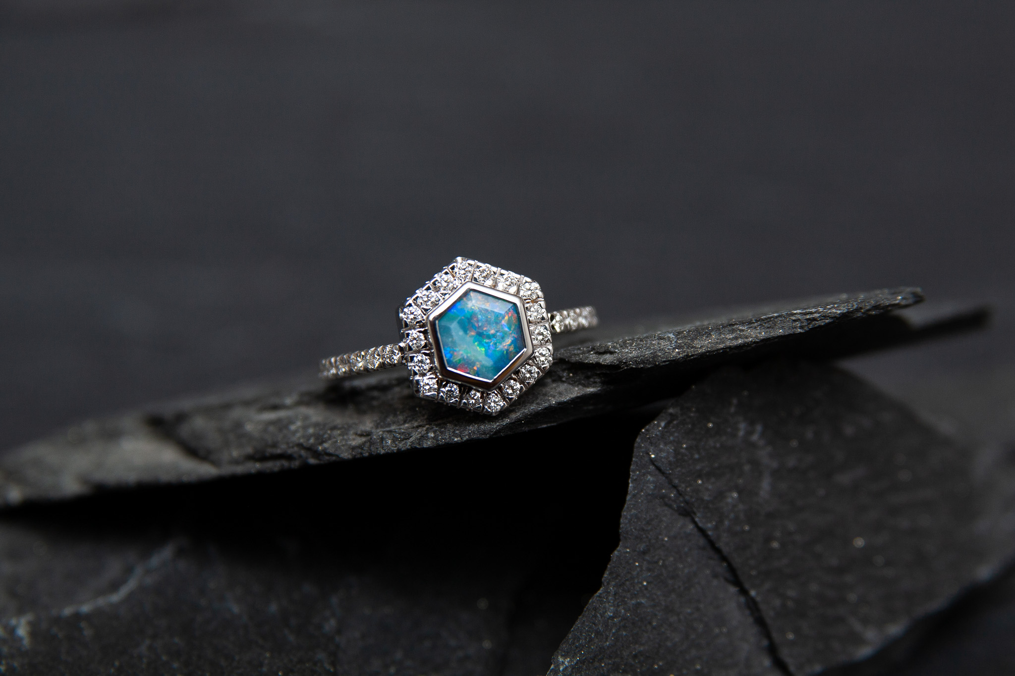 Verlobungsring in Weissgold 750 mit Diamanten im Brillantschliff und Boulderopal 