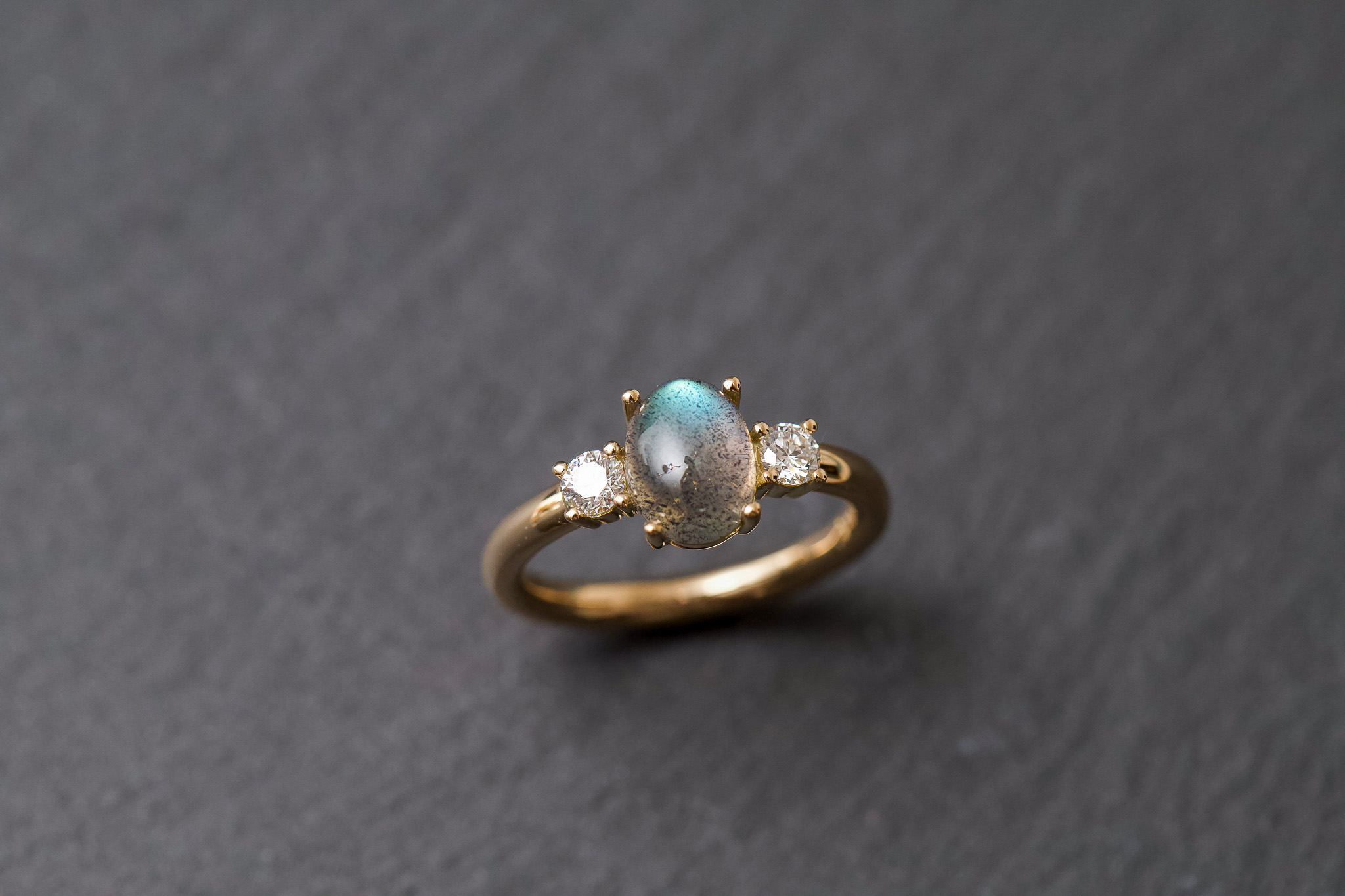 Verlobungsring in Gelbgold 750 mit Labradorit, oval, Cabochon und Diamanten im Brillantschliff