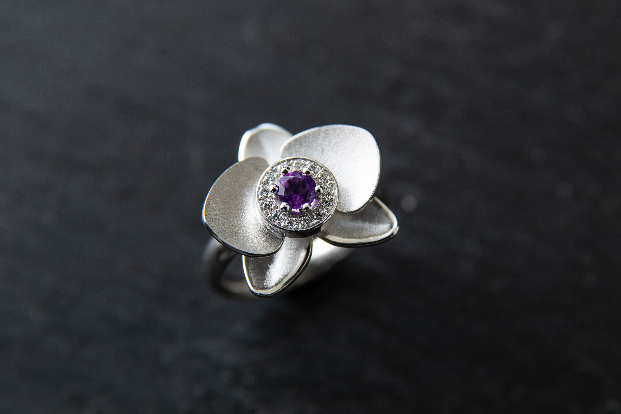 Verlobungsring in Weissgold 750 mit Diamanten und Amethyst im Brillantschliff