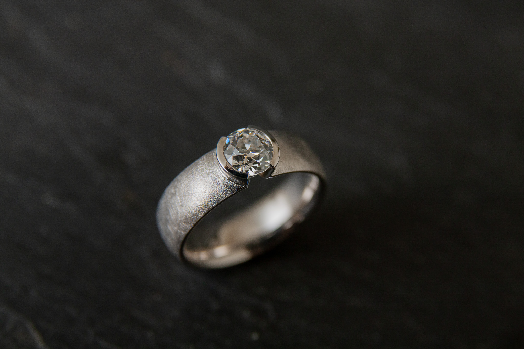 Verlobungsring in Weissgold 750 mit Diamanten im Brillantschliff