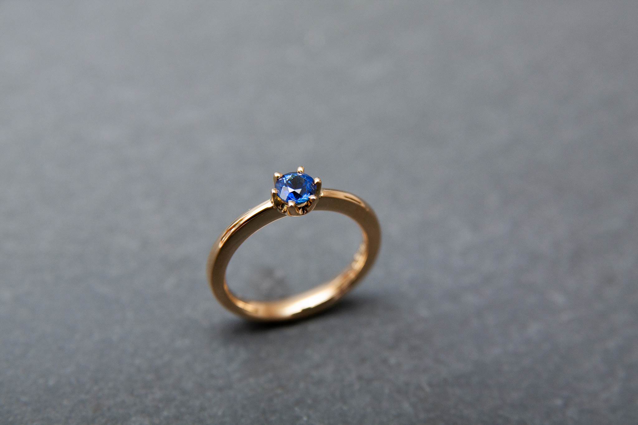 Verlobungsring in Gelbgold 750 mit Saphir im Brillantschliff