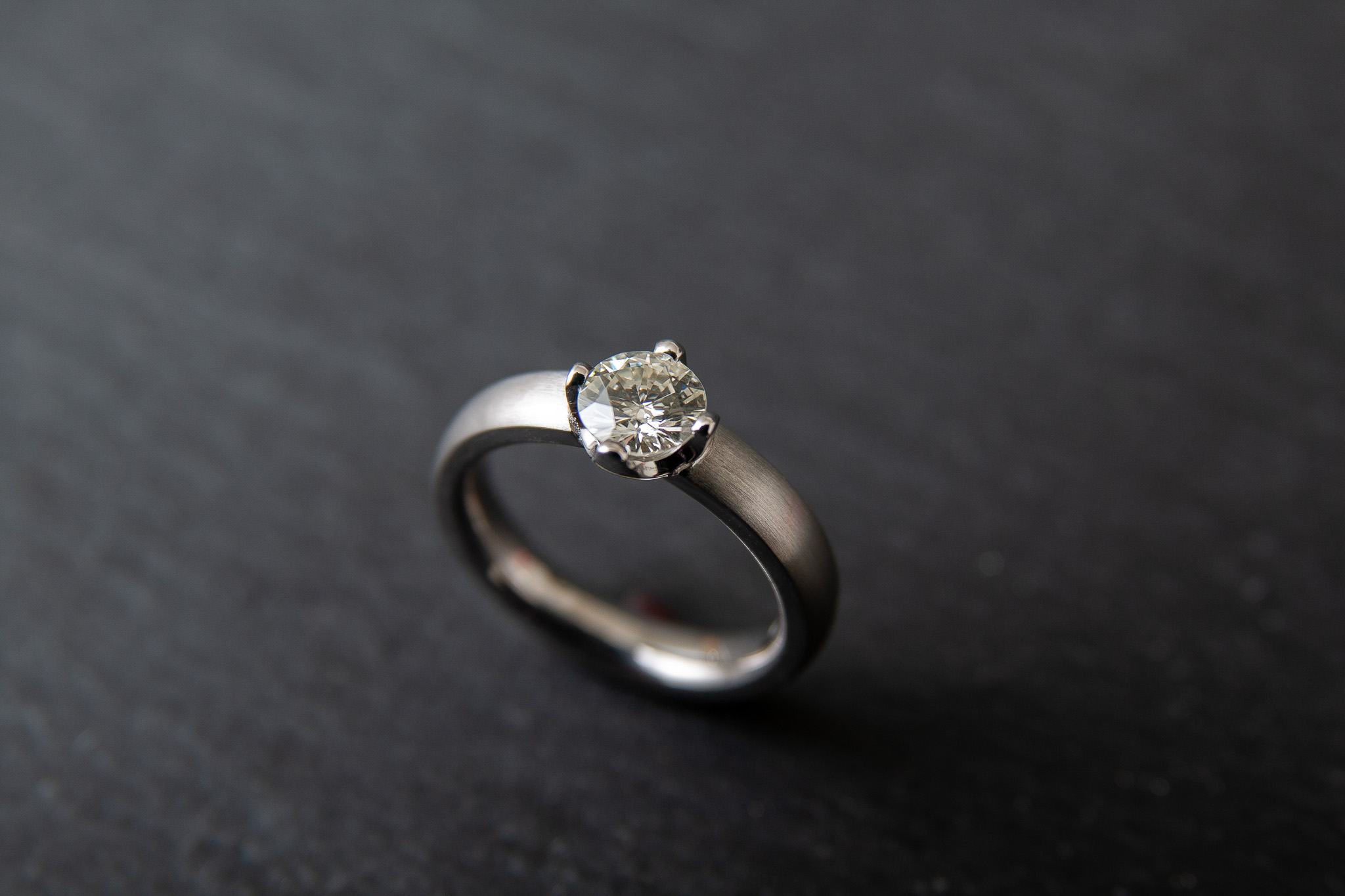 Verlobungsring in Weissgold 750 mit Diamanten im Brillantschliff 