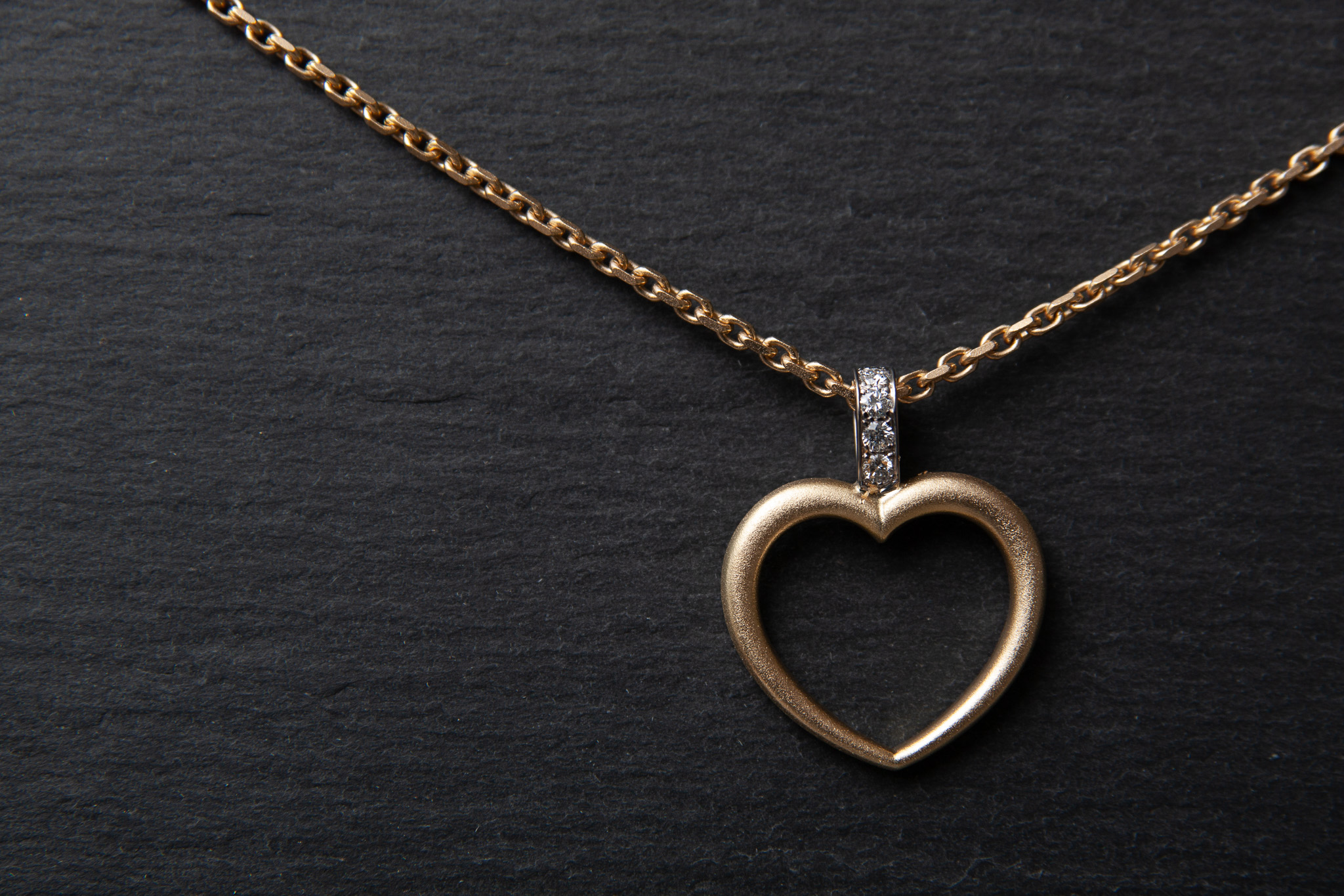 Verlobungs - Anhänger "Herz" in Gelbgold 750 mit Diamanten im Brillantschliff 