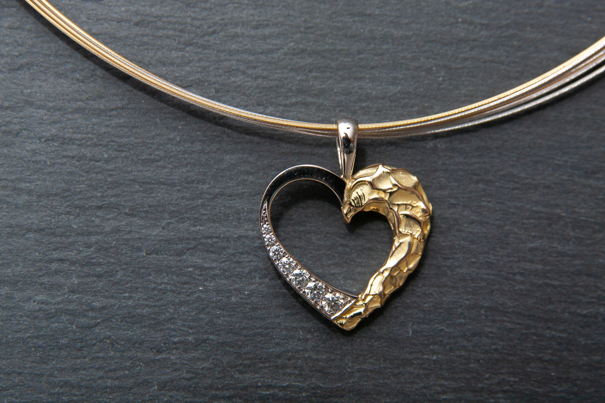 Anhänger "Herz" in Gelb.- Weissgold 750 mit Diamanten im Brillantschliff 