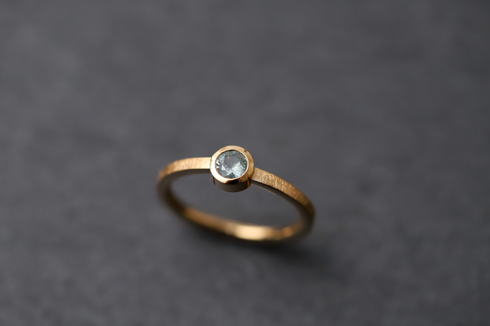 Verlobungsring in Gelbgold 750 mit Saphir im Brillantschliff