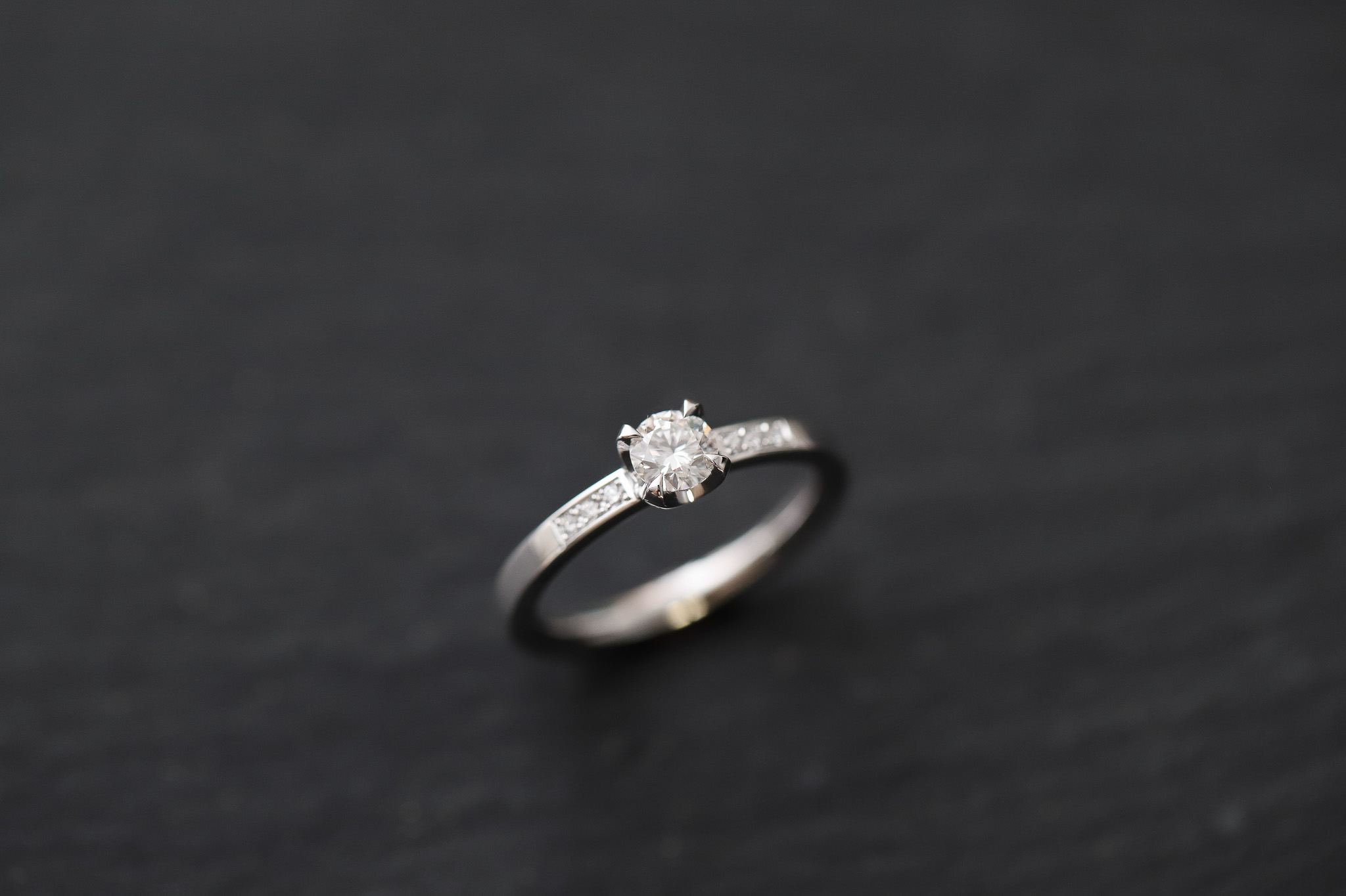 Verlobungsring in Weissgold 750 mit Diamanten im Brillantschliff