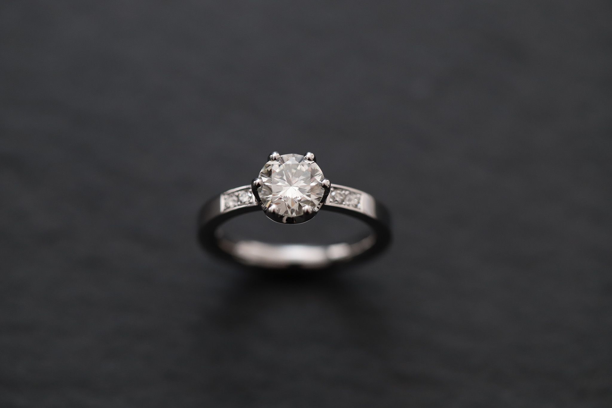 Verlobungsring in Weissgold 750 mit Diamanten im Brillantschliff 