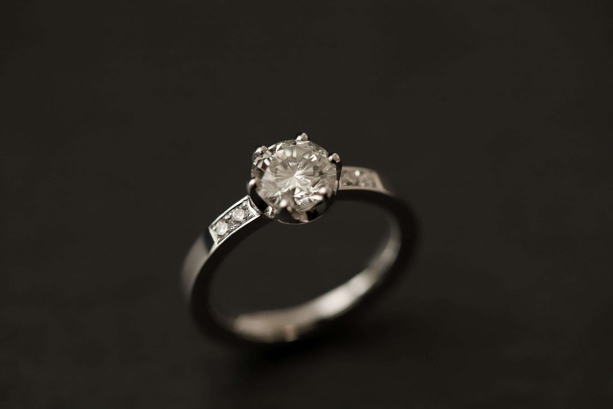 Verlobungsring in Weissgold 750 mit Diamanten im Brillantschliff