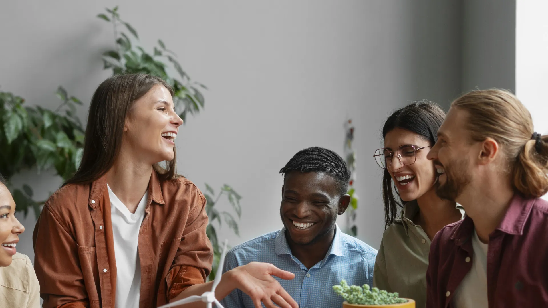 Étudiants travaillant ensemble sur un projet digital