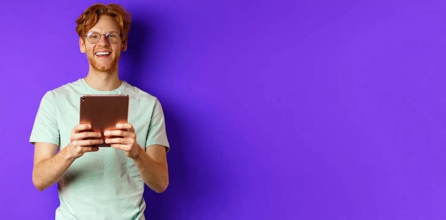 Étudiant présentant un projet digital devant la classe