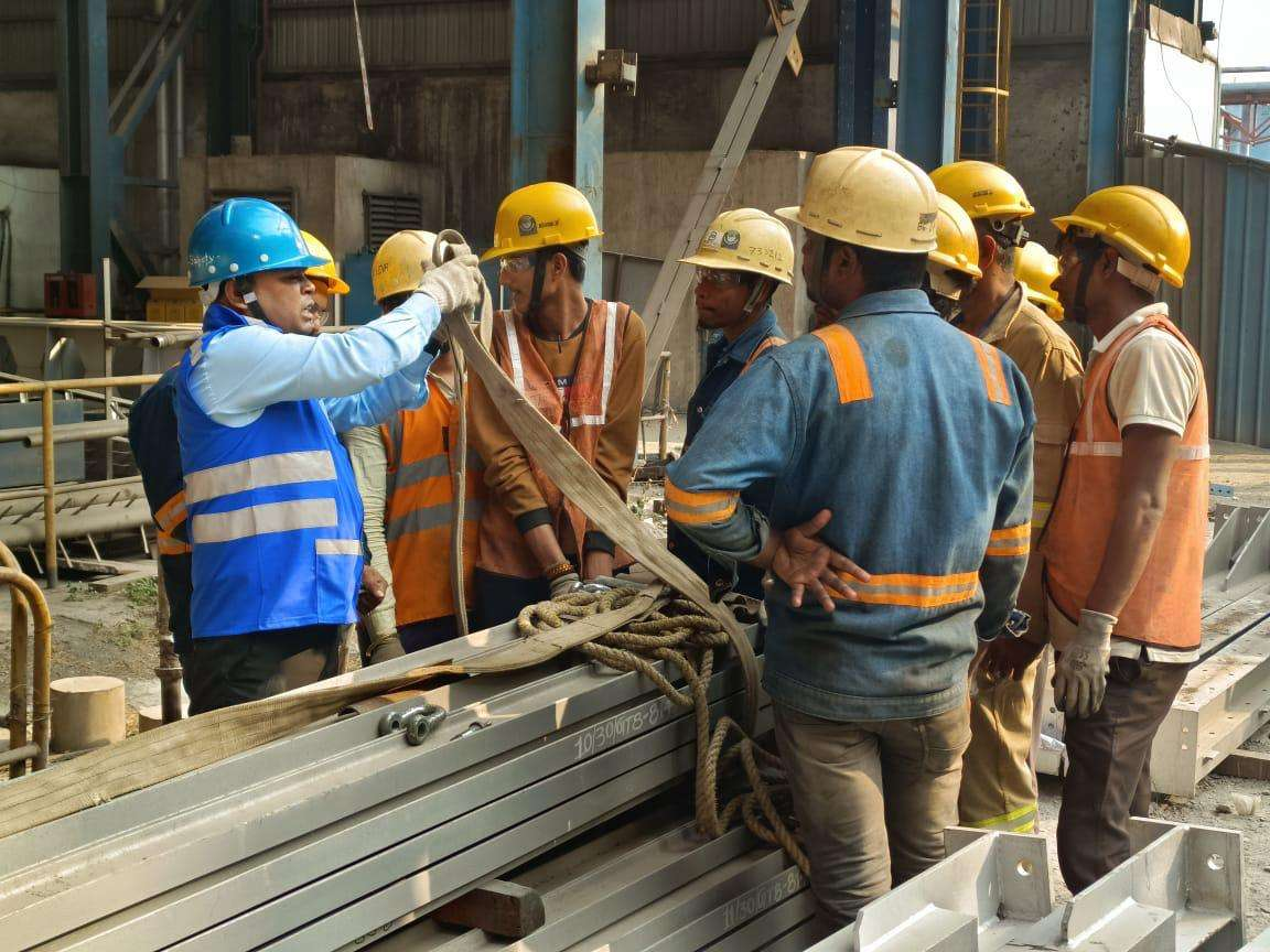 Workers undergoing rigging training 