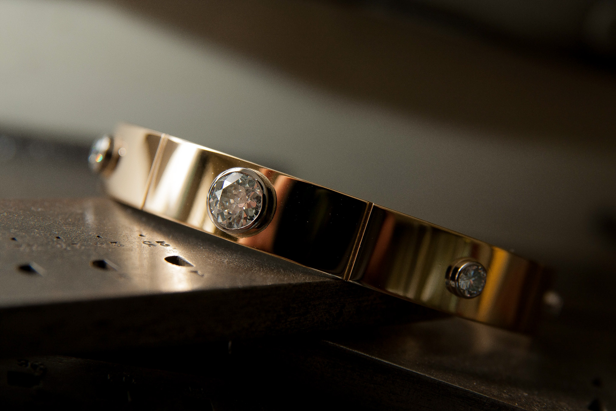 Armreif in Gelb.-Weissgold mit Diamanten im Brillantschliff