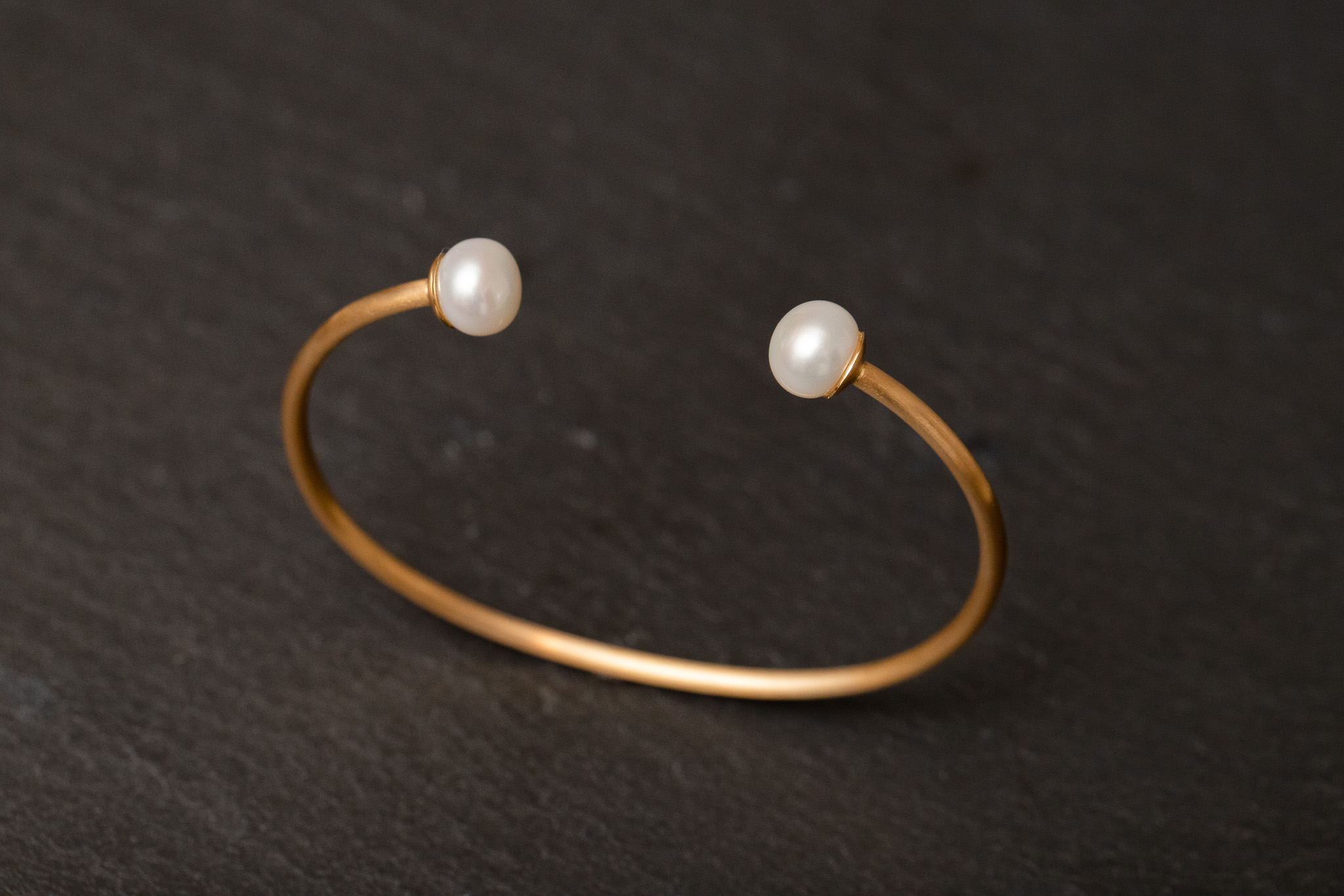 Armreif in Gelbgold 750 mit Perlen